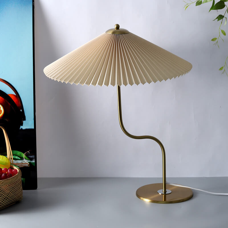 Home Decor : Retro Pleated Shade Table Lamp - Decorative Accent Light in Khaki van Vandaliamo