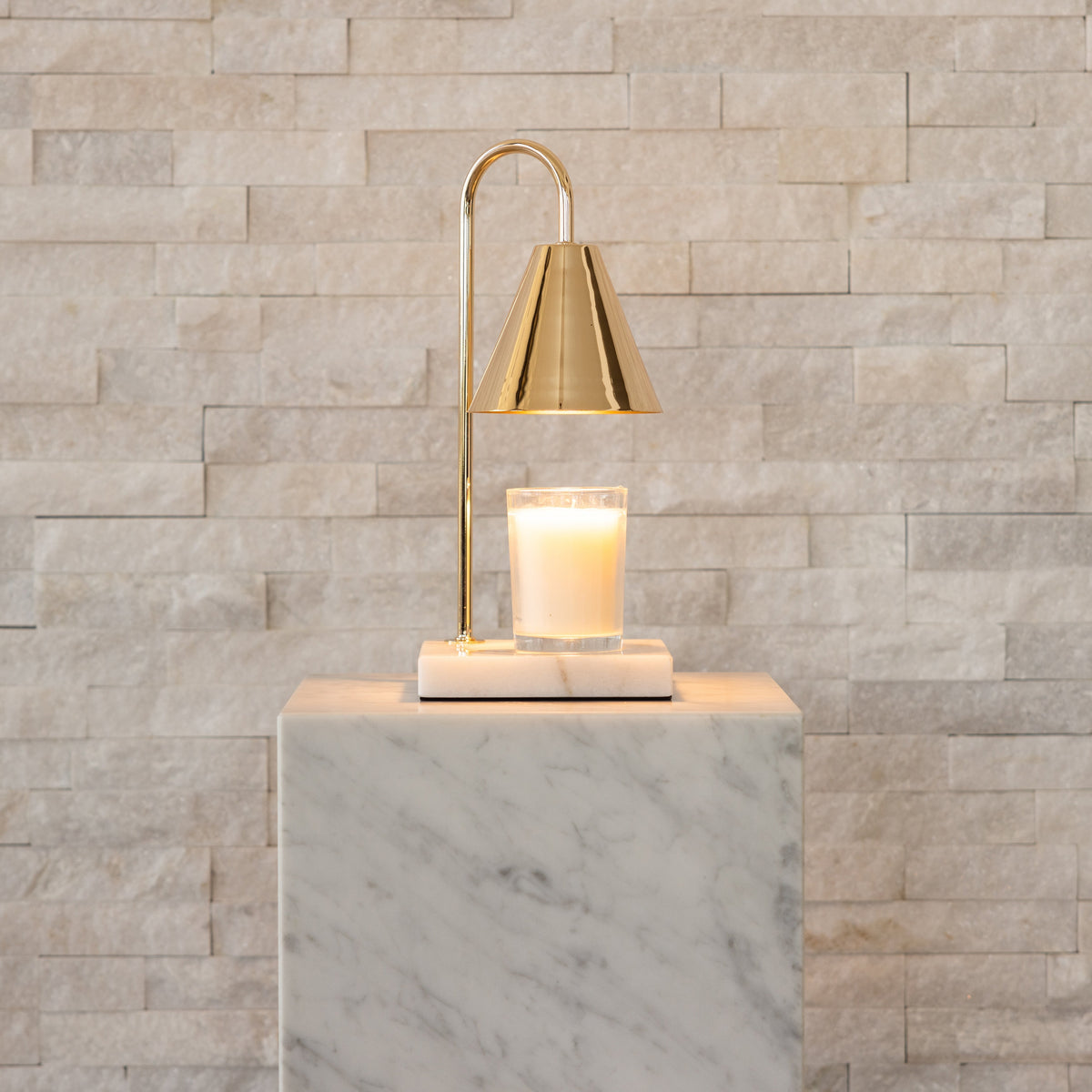 Winter Gadgets : Marble Candle Warmer Lamp - Flameless Wax Melt Lamp with Timer in Gold - White Marble van Vandaliamo