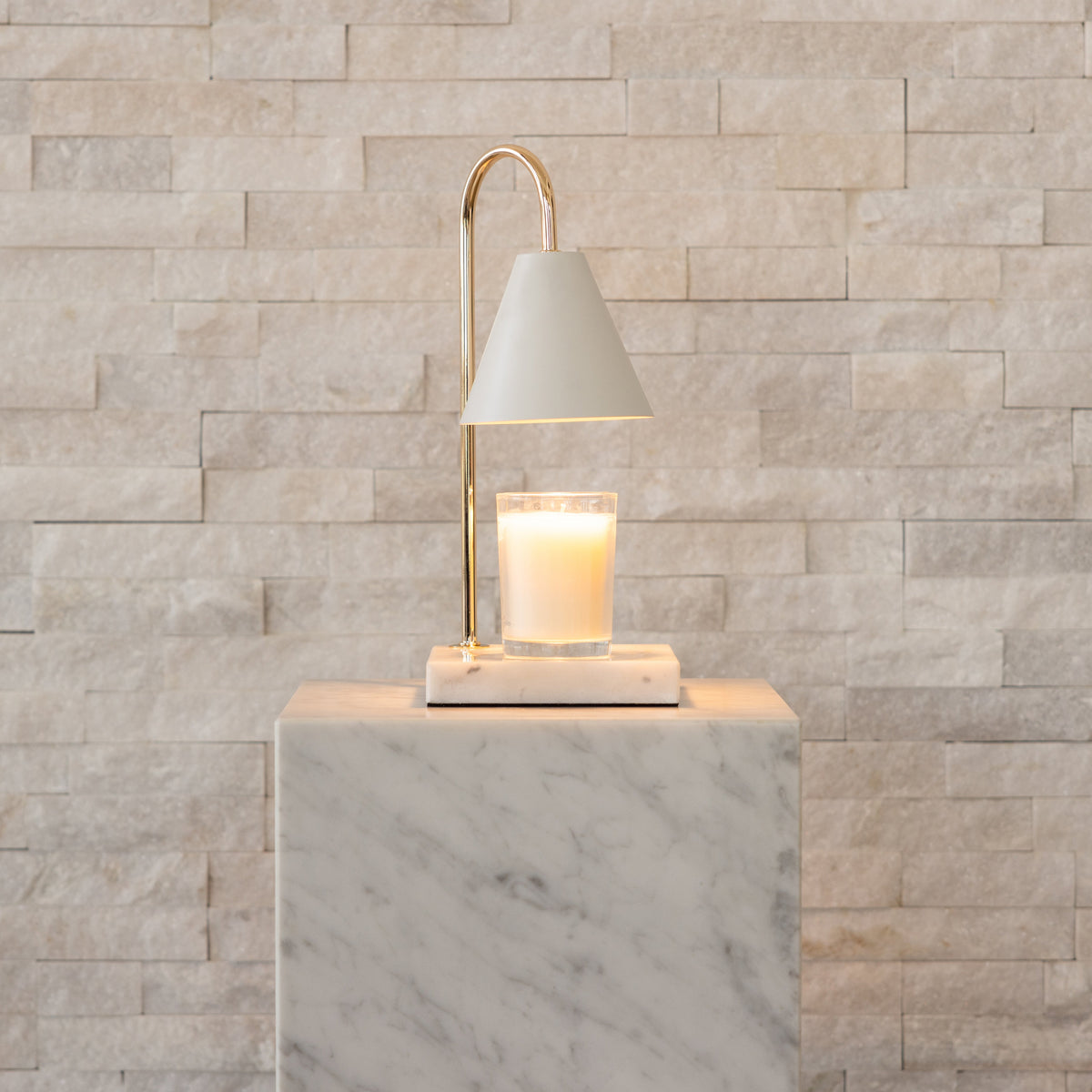 Winter Gadgets : Marble Candle Warmer Lamp - Flameless Wax Melt Lamp with Timer in White - White Marble van Vandaliamo