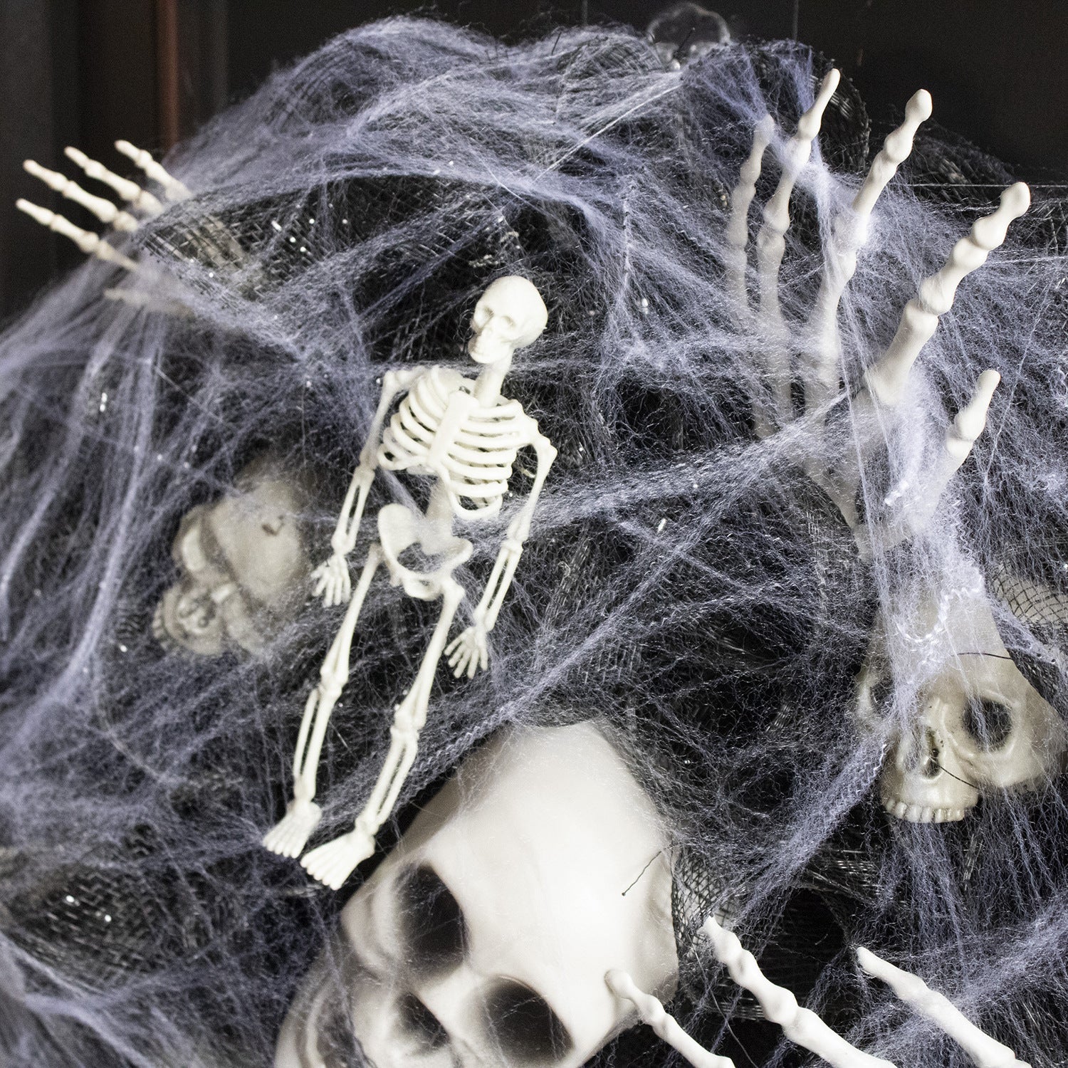 Gifts – Seasonal – Halloween : Spooky Skull Mesh Wreath in van Vandaliamo