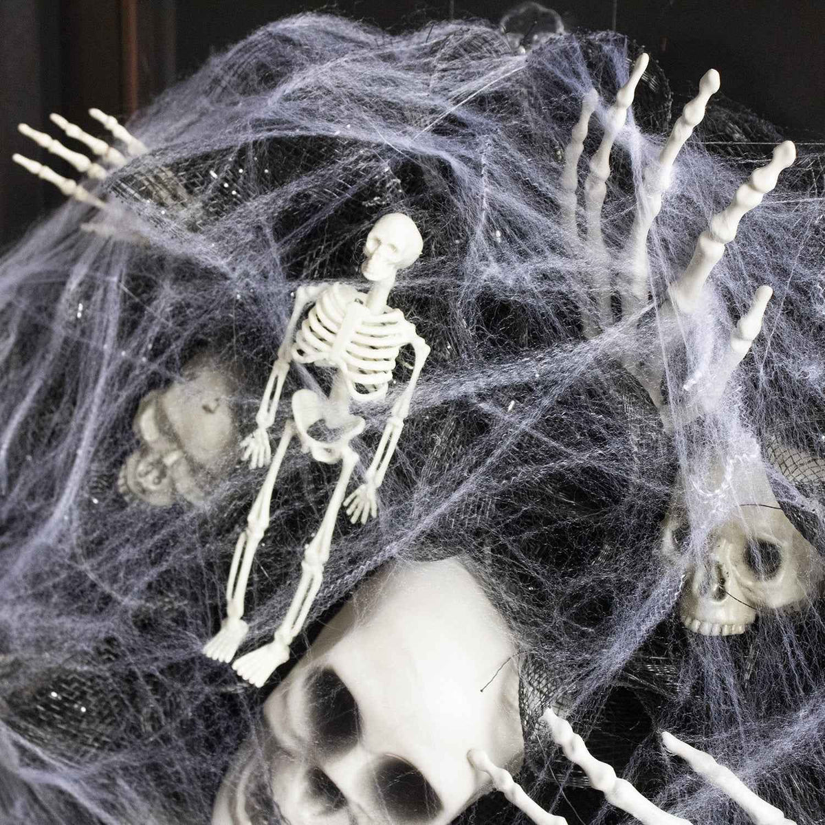Gifts – Seasonal – Halloween : Spooky Skull Mesh Wreath in van Vandaliamo