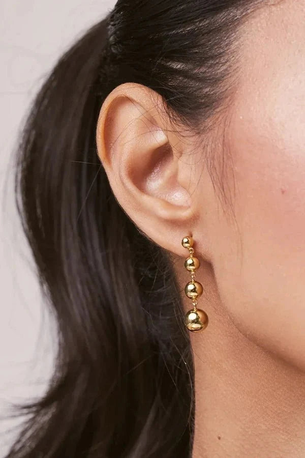 Earrings : Betty Gold Drop Studs in Gold van Vandaliamo