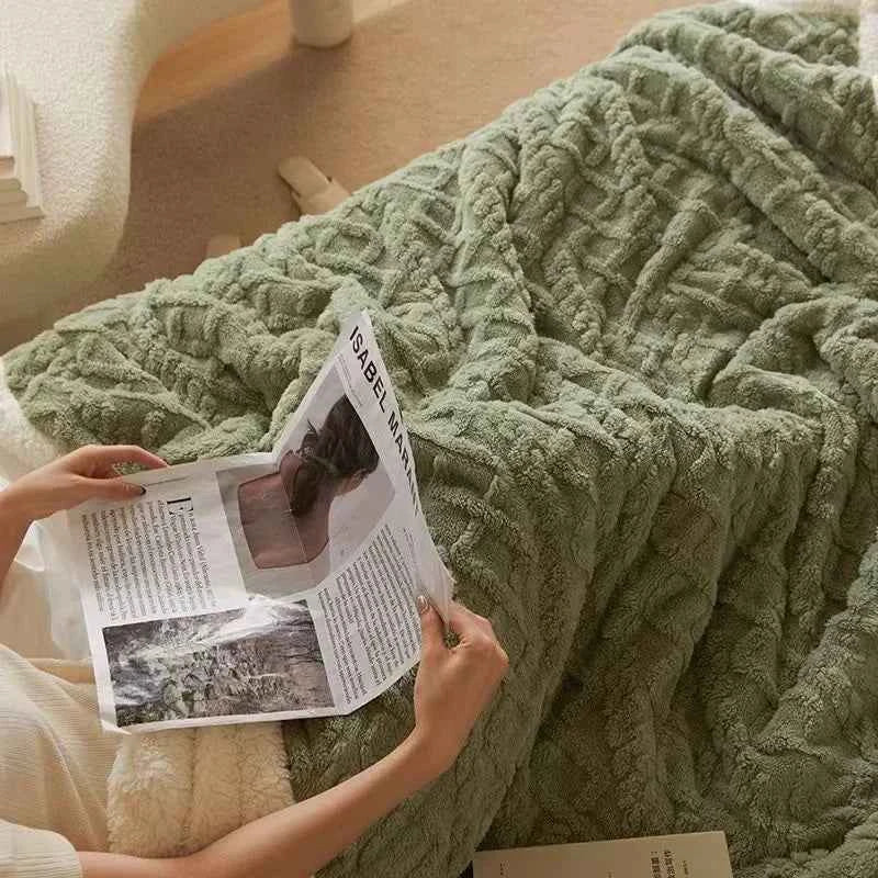 blanket : Thick Lambswool Winter Blanket - Ultra Warm Throw in Green van Vandaliamo