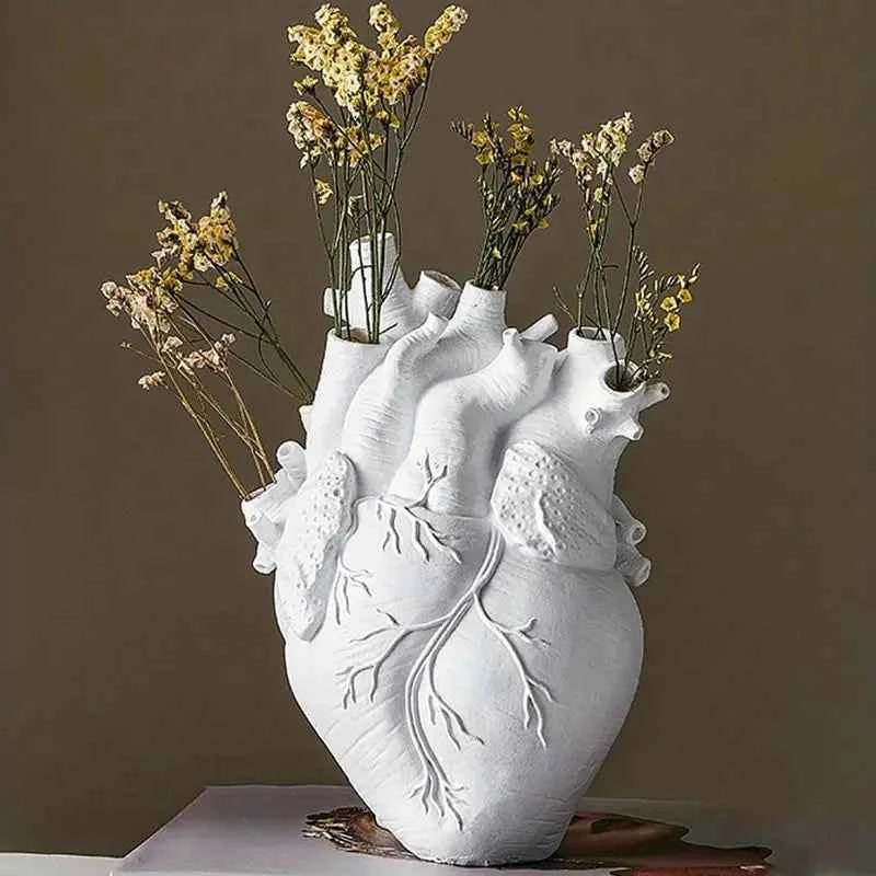 house & garden : Heart Vase in different colors in White van Vandaliamo