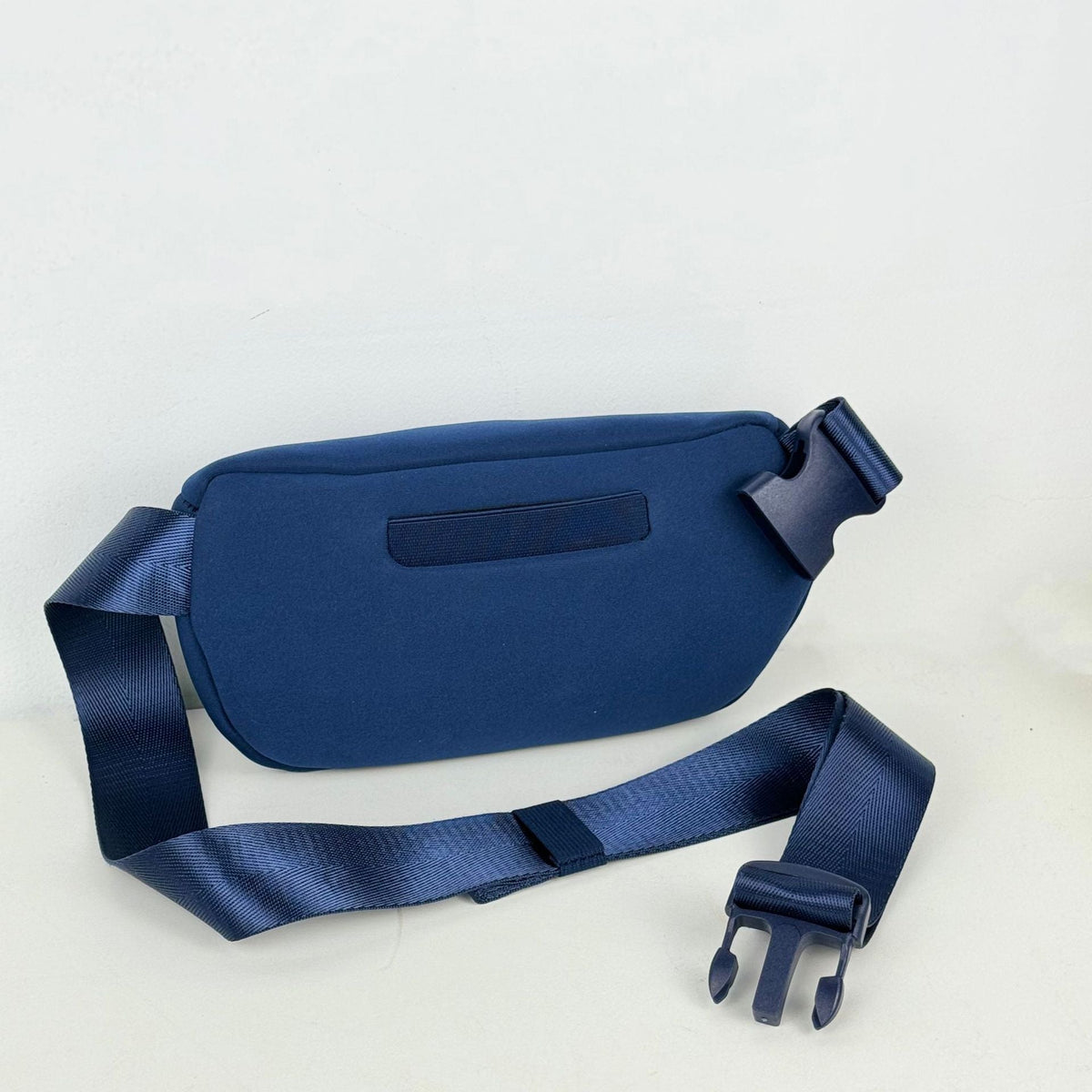 Belt Bag : Neoprene Belt Bag – Hands-Free Crossbody Waist Pack in van Vanda Liamo