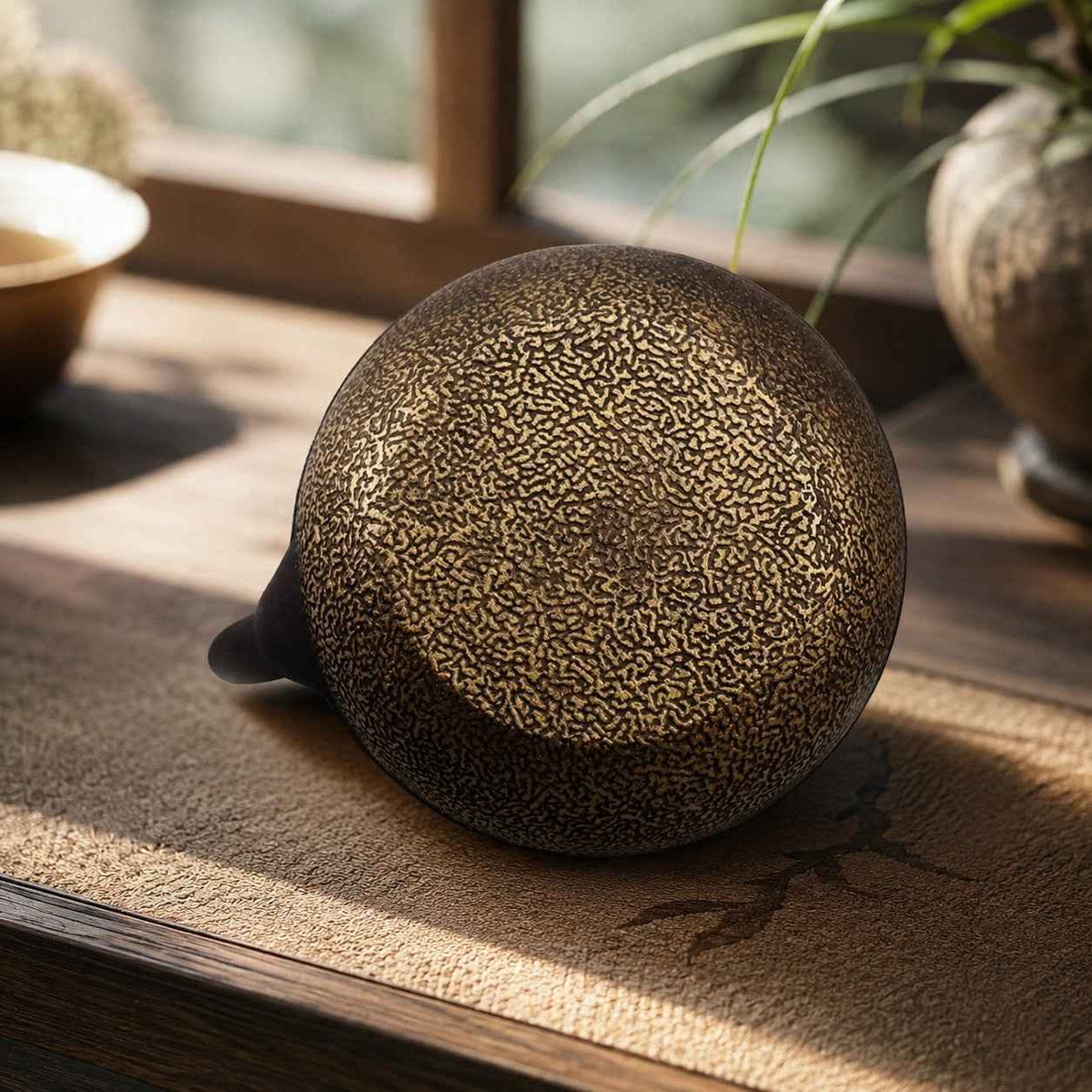 Tea Kettle : Japanese Cast Iron Teapot in van Vandaliamo
