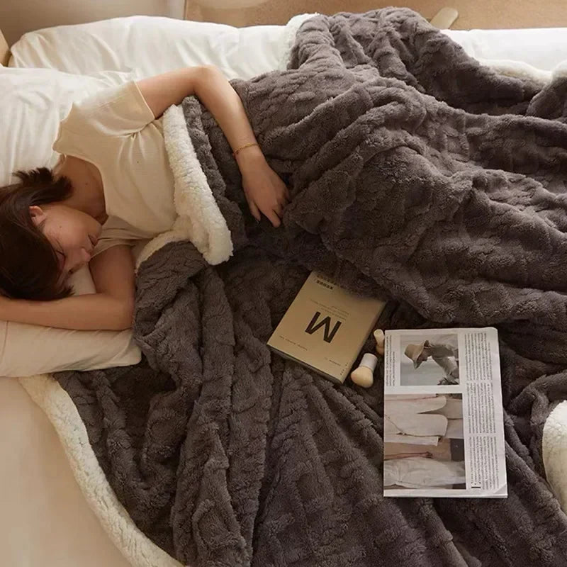Home Decor : Thick Lambswool Winter Blanket - Ultra Warm Throw in Black van Vandaliamo