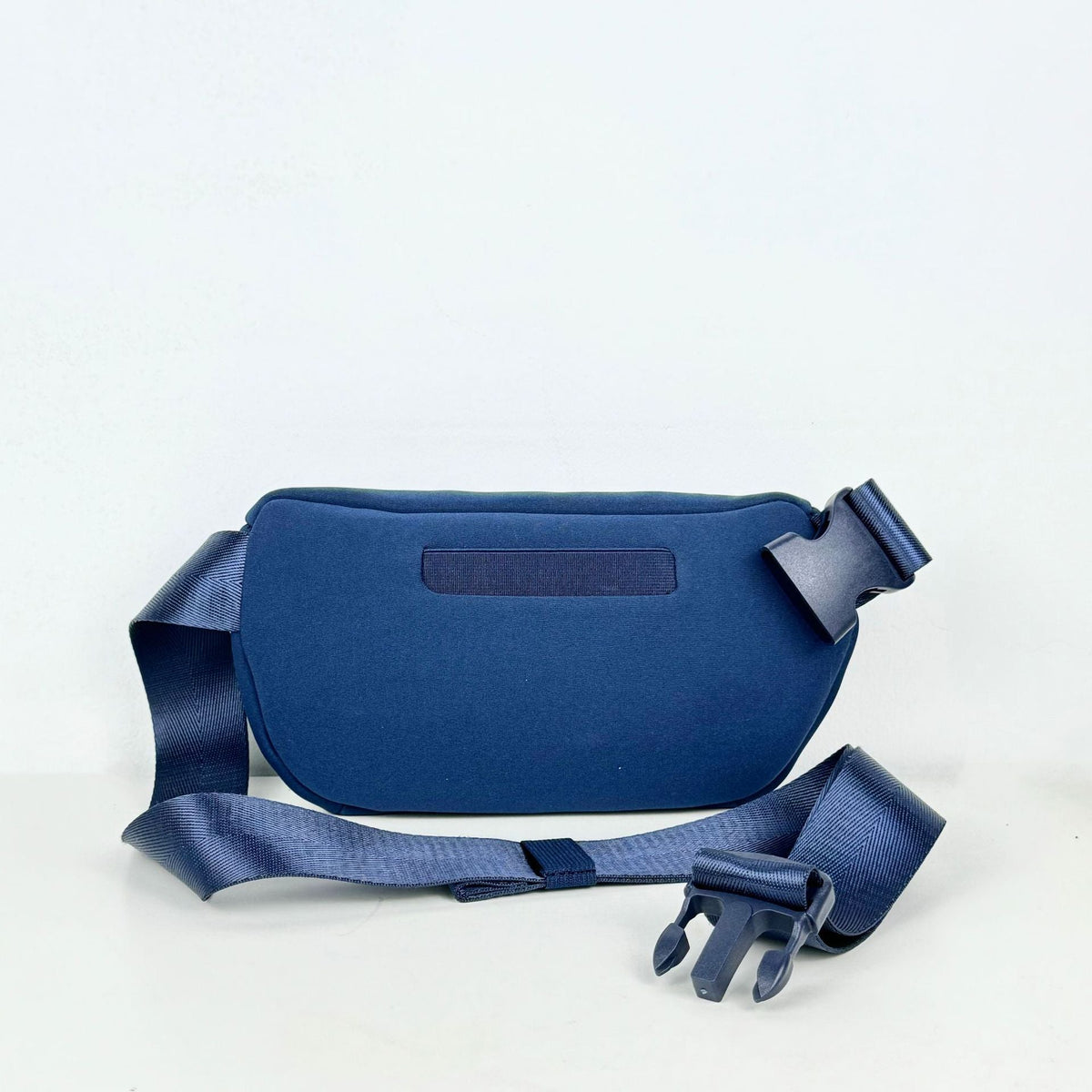 Belt Bag : Neoprene Belt Bag – Hands-Free Crossbody Waist Pack in van Vanda Liamo