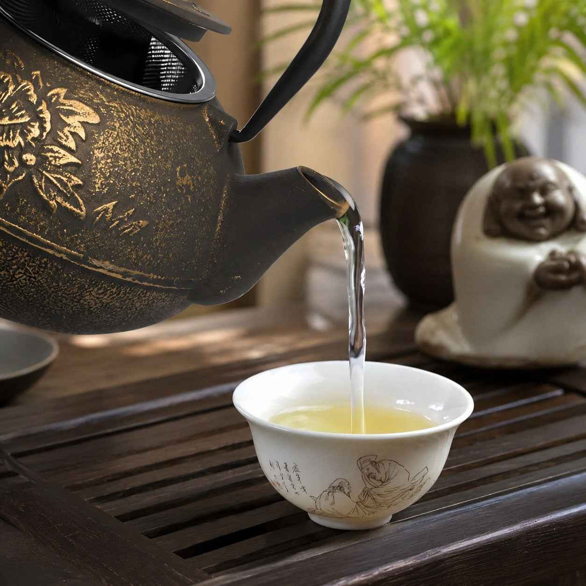 Tea Kettle : Japanese Cast Iron Teapot in van Vandaliamo