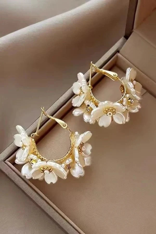 Earrings : Blooming Blossom Hoop Earrings in White van Vandaliamo