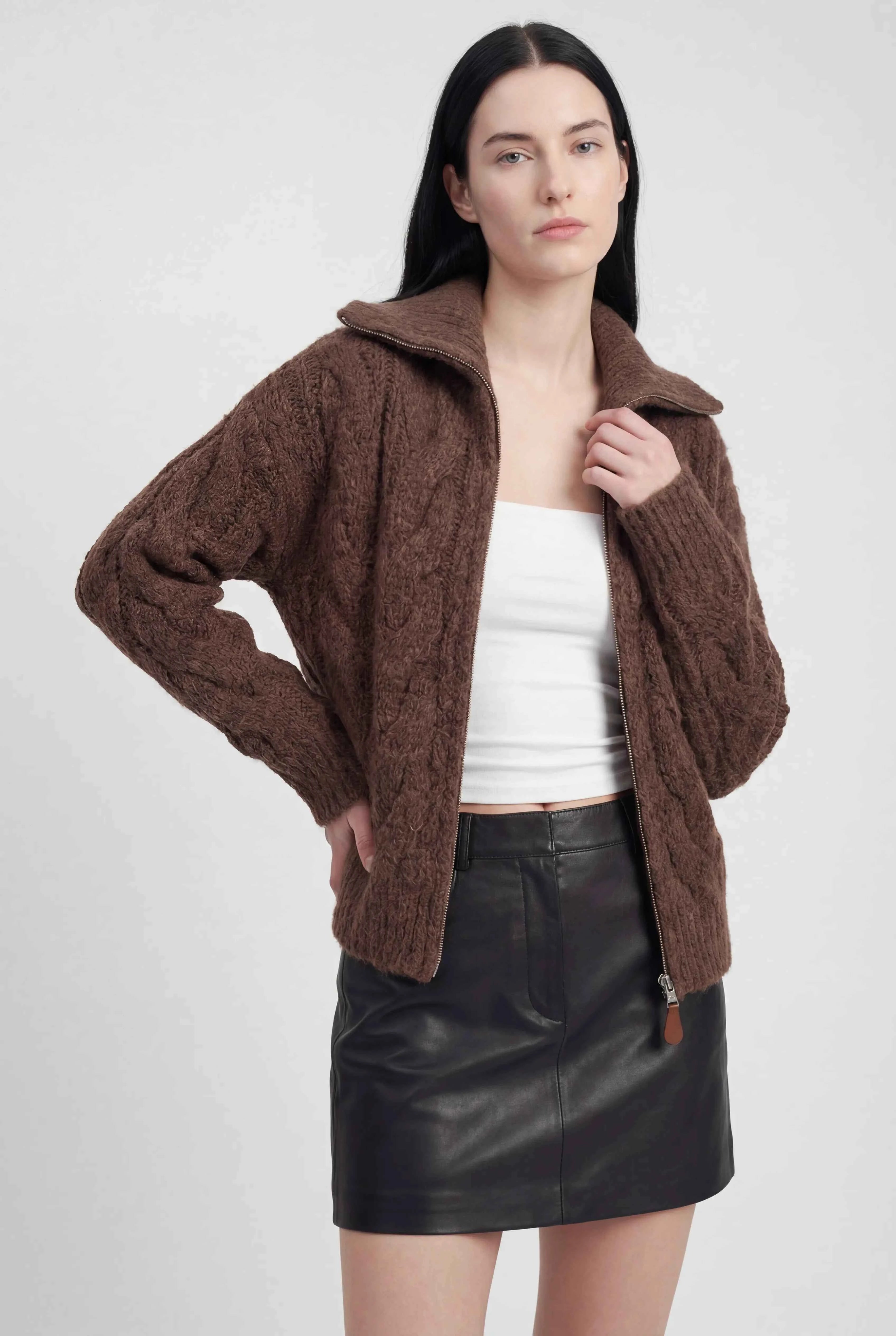 Cardigan : Women's Brown Cardigan with Zipper in van Vanda Liamo