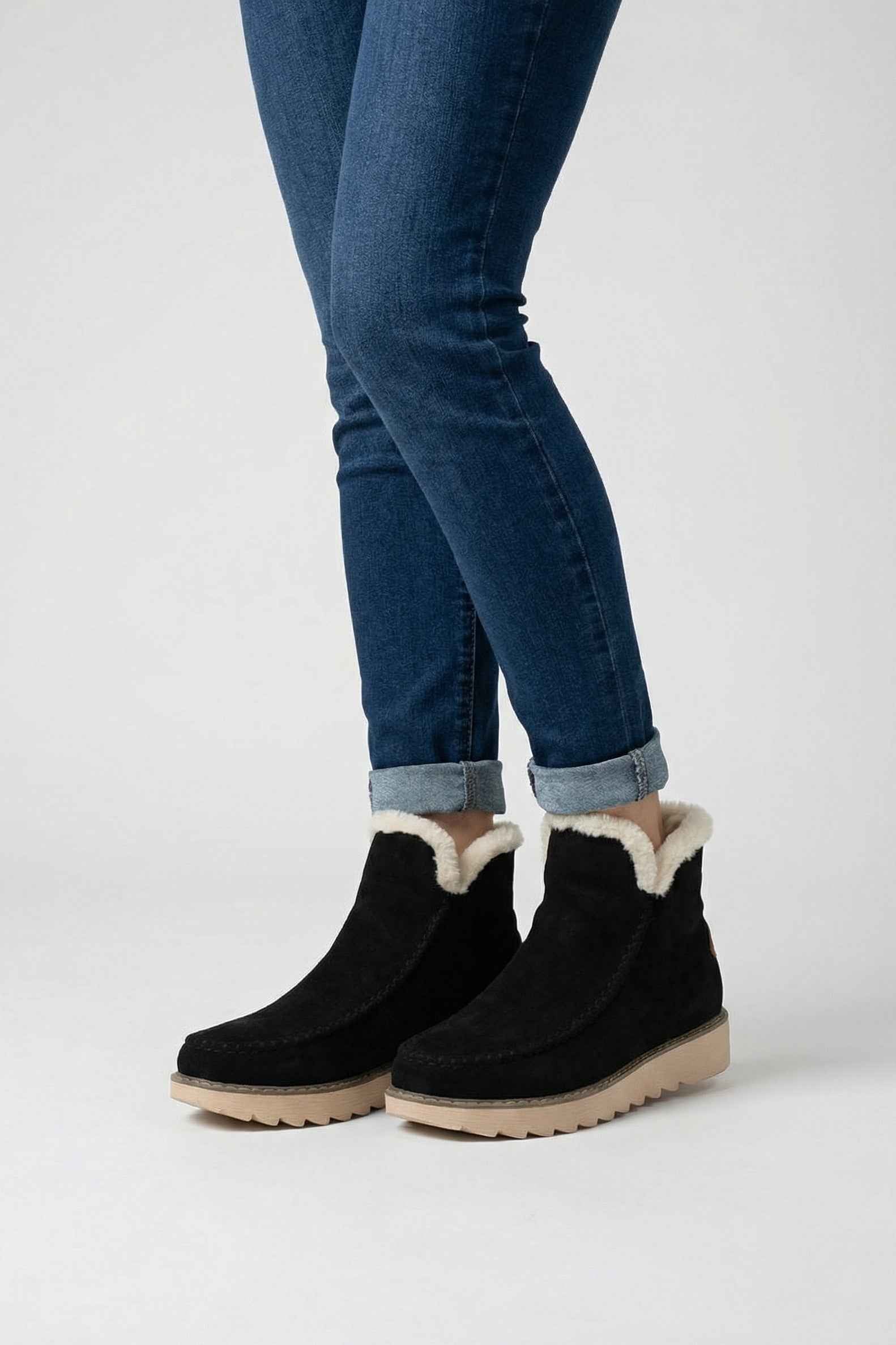 Women's Boots : Classic Black Weather-Proof Ankle Boots in van Vanda Liamo