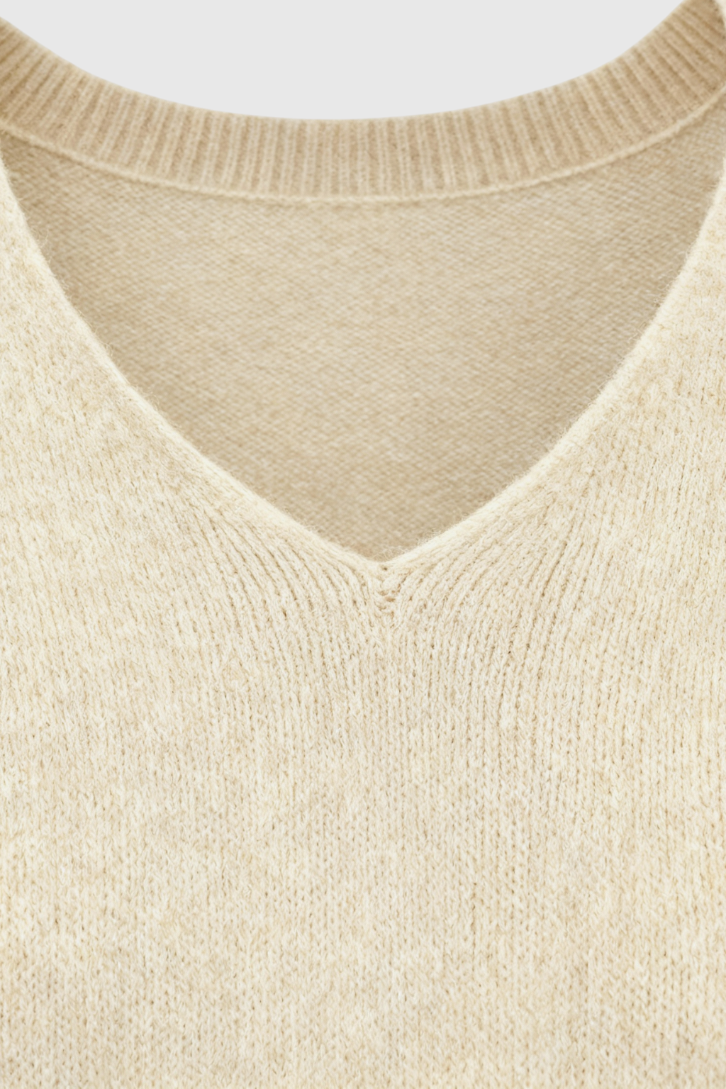 Sweater : Women's Beige V-Neck Sweater in van Vanda Liamo