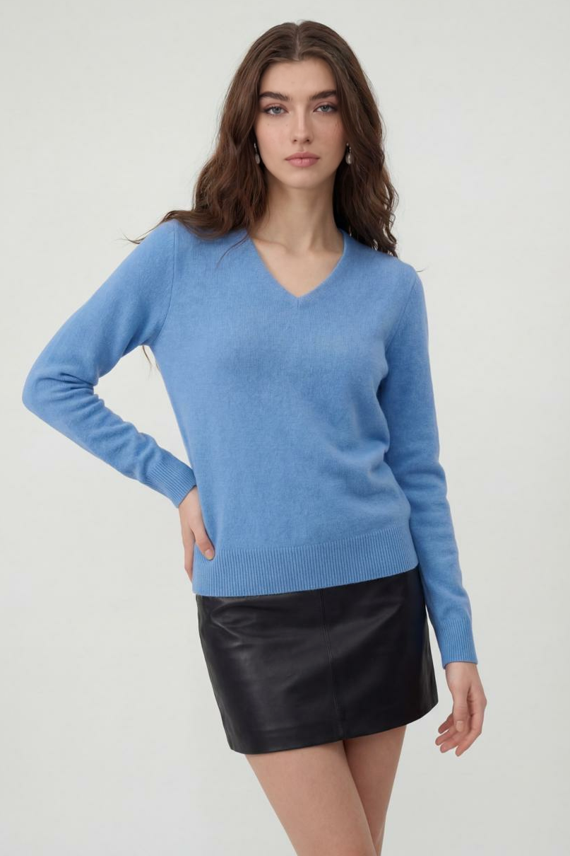 Sweater : Women's Blue V-Neck Sweater in van Vanda Liamo