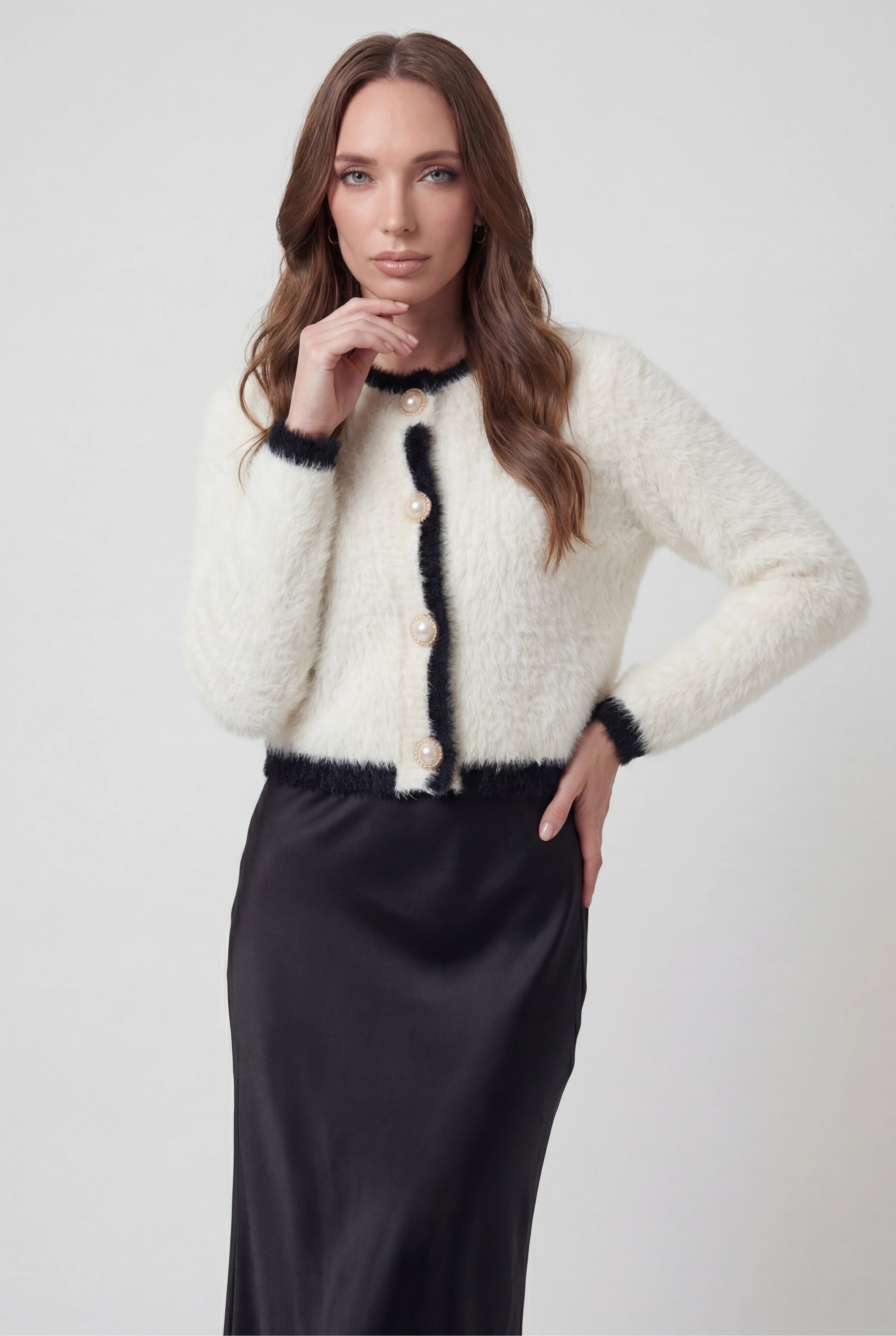 Cardigan : Women's Cropped White Knit Cardigan in van Vanda Liamo