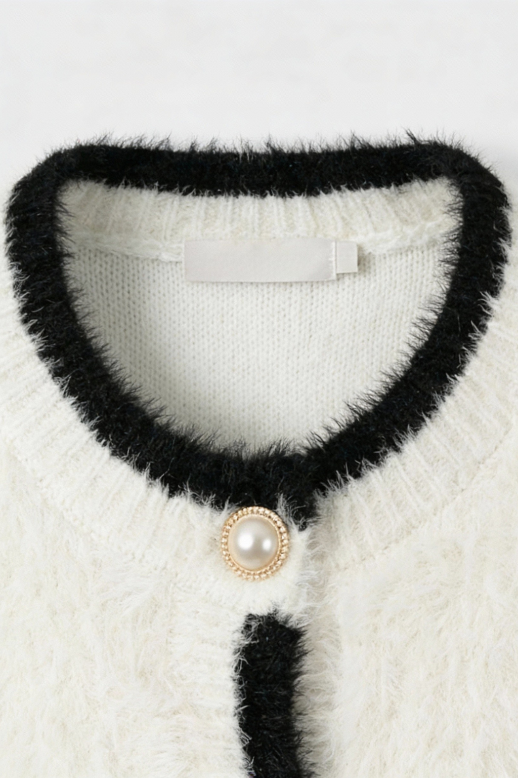Cardigan : Women's Cropped White Knit Cardigan in van Vanda Liamo