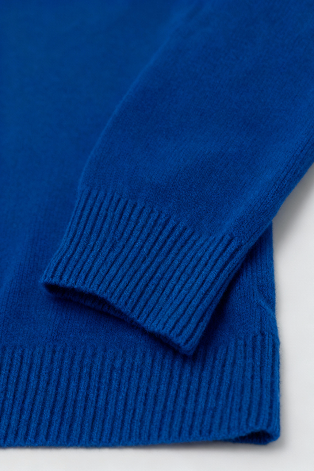 Sweater : Women's Dark Blue V-Neck Sweater in van Vanda Liamo