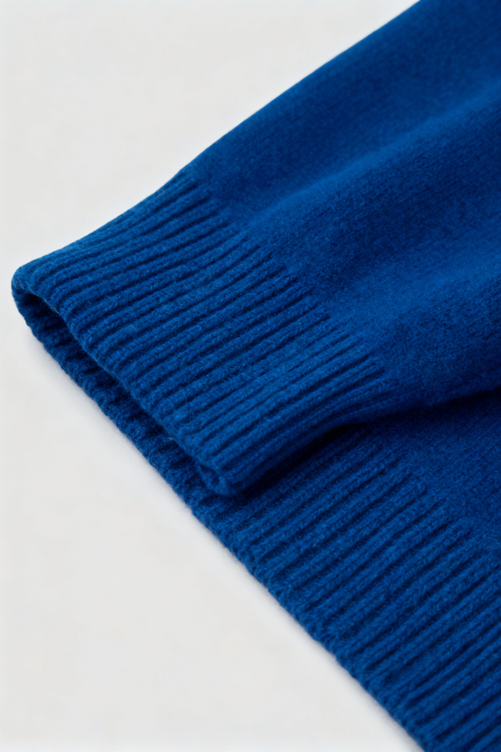 Sweater : Women's Dark Blue V-Neck Sweater in van Vanda Liamo
