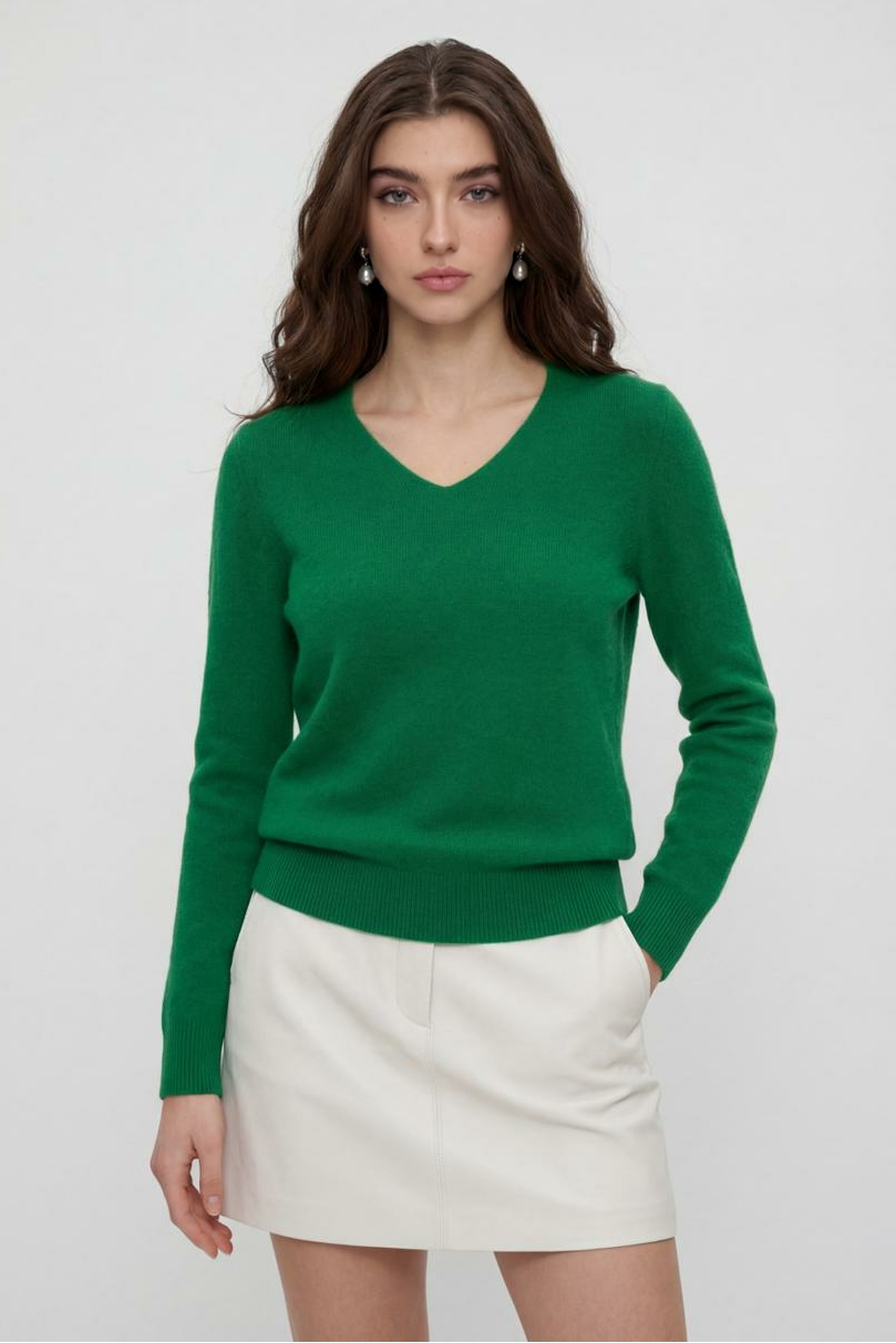 Sweater : Women's Green V-Neck Sweater in van Vanda Liamo
