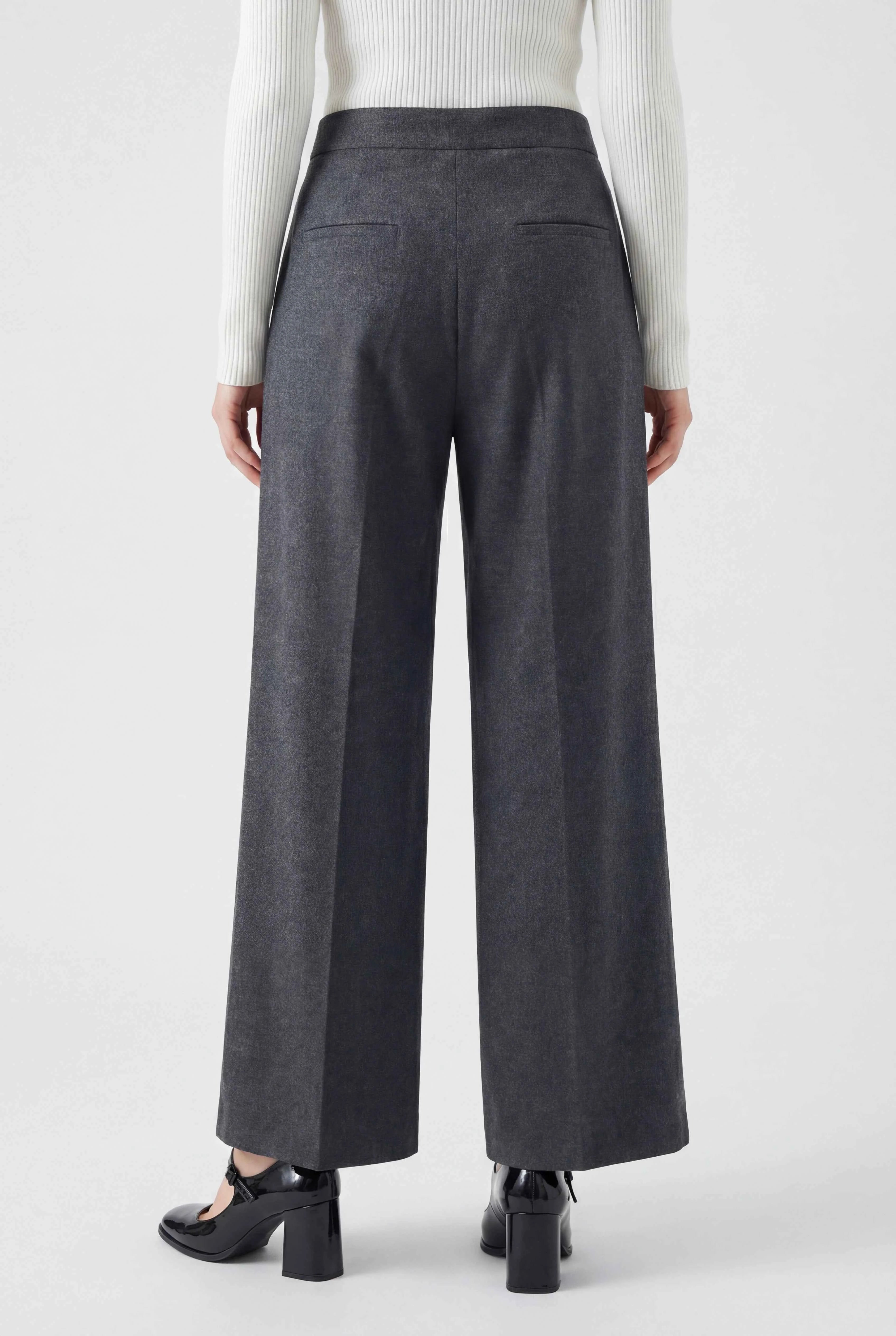 Pants : Women's High-Waisted Gray Pants in van Vanda Liamo