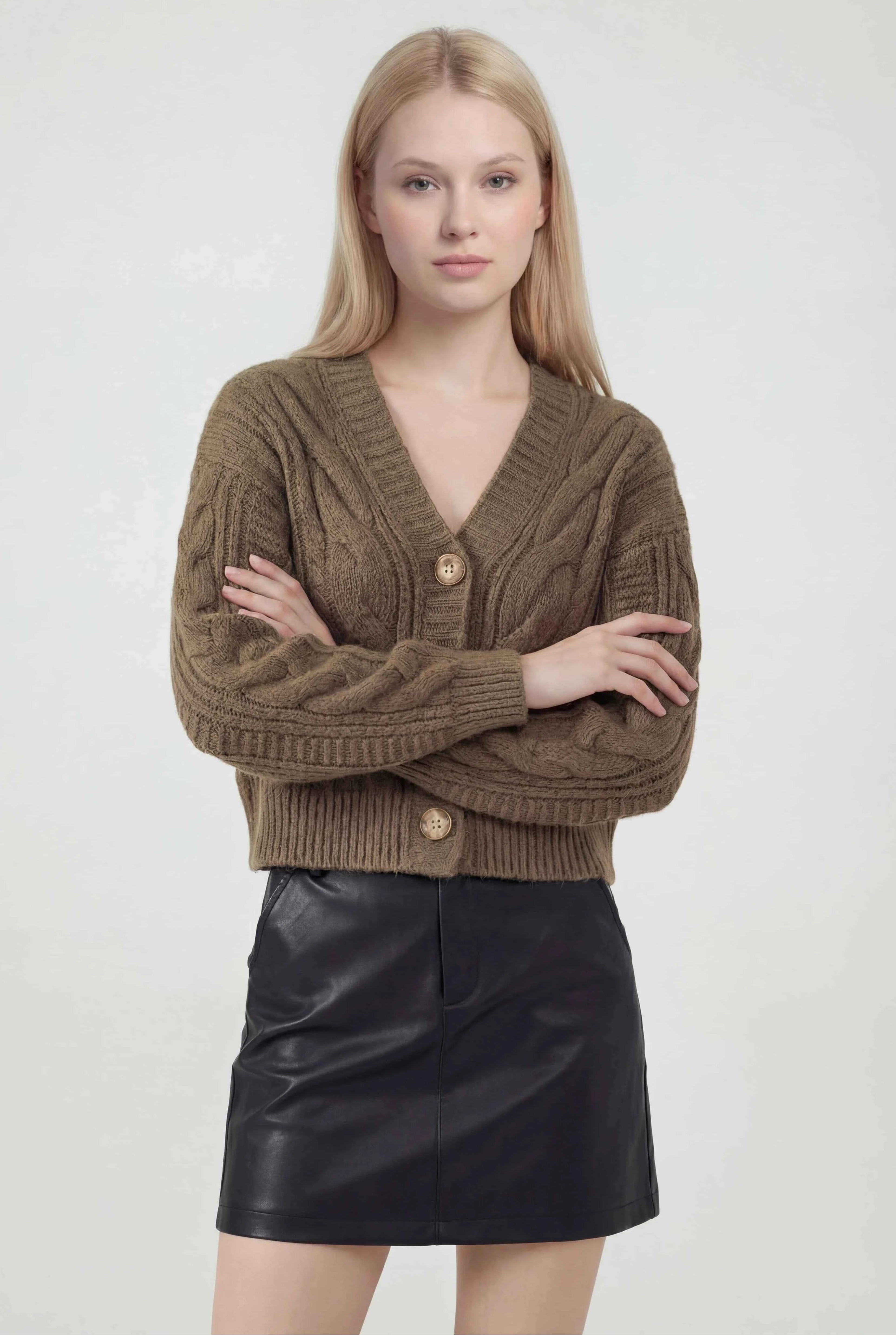 Cardigan : Women's Khaki V-Neck Cardigan in van Vanda Liamo