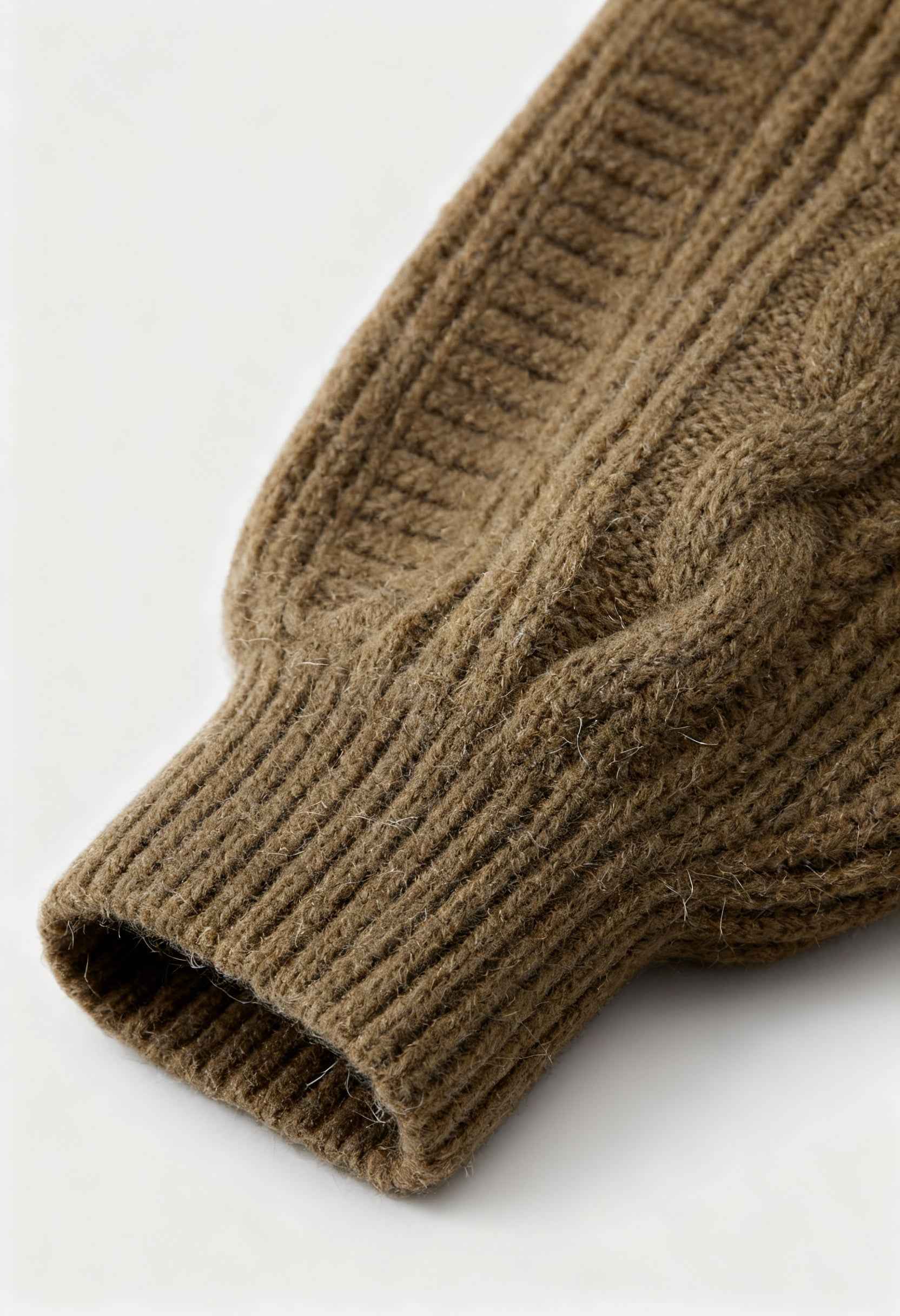 Cardigan : Women's Khaki V-Neck Cardigan in van Vanda Liamo