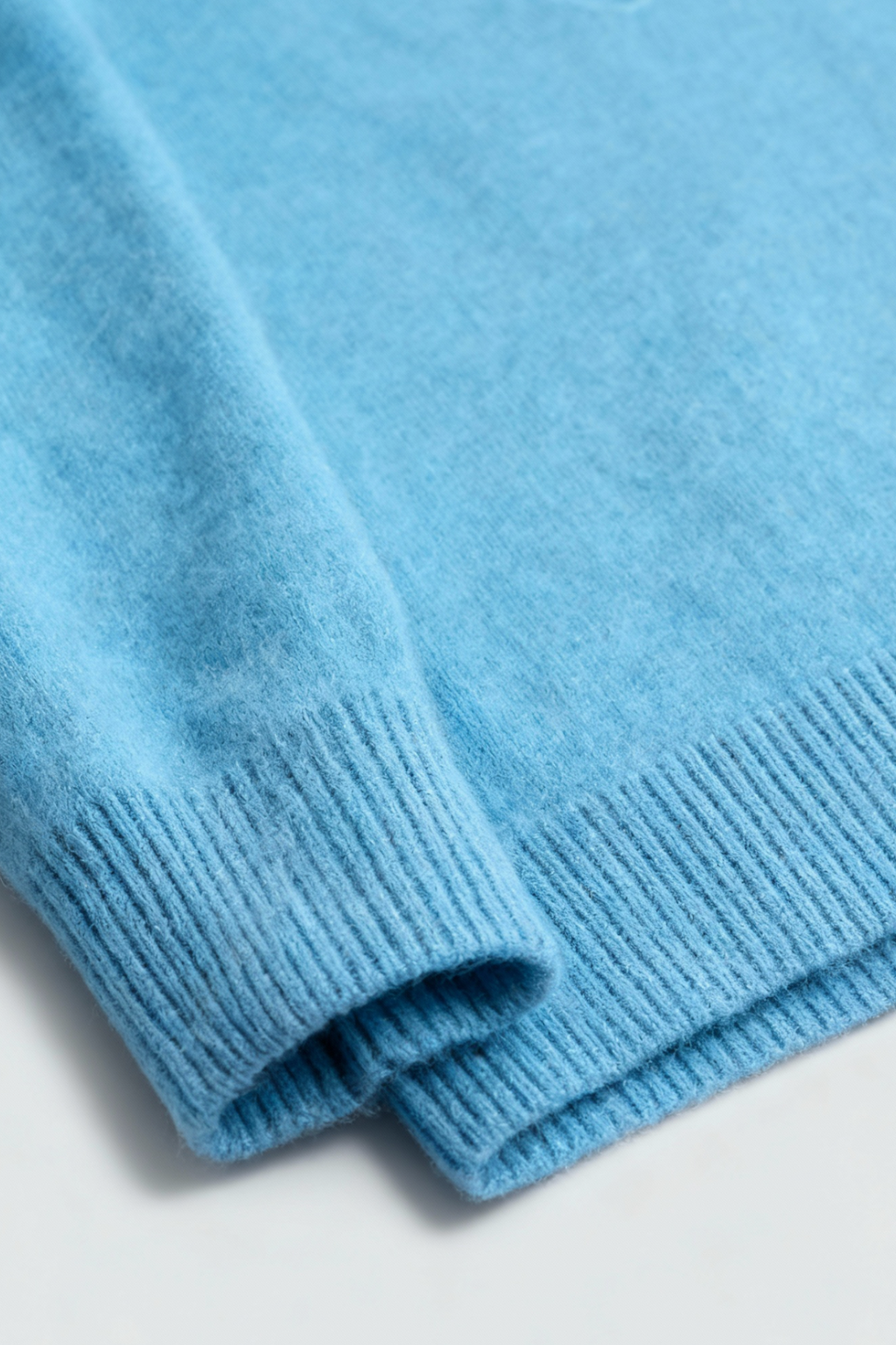 Sweater : Women's Light Blue V-Neck Sweater in van Vanda Liamo