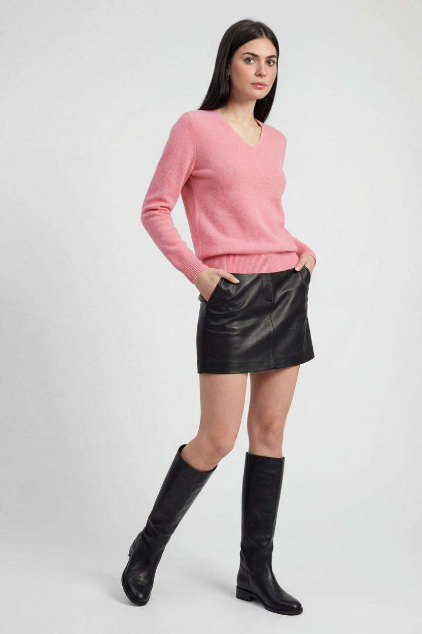 Sweater : Women's Pink V-Neck Sweater in van Vanda Liamo