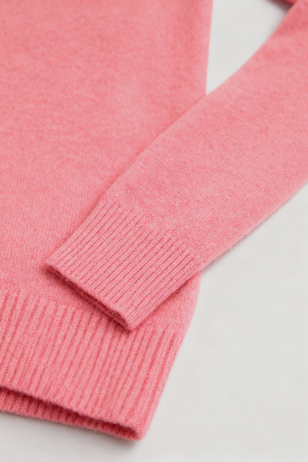 Sweater : Women's Pink V-Neck Sweater in van Vanda Liamo