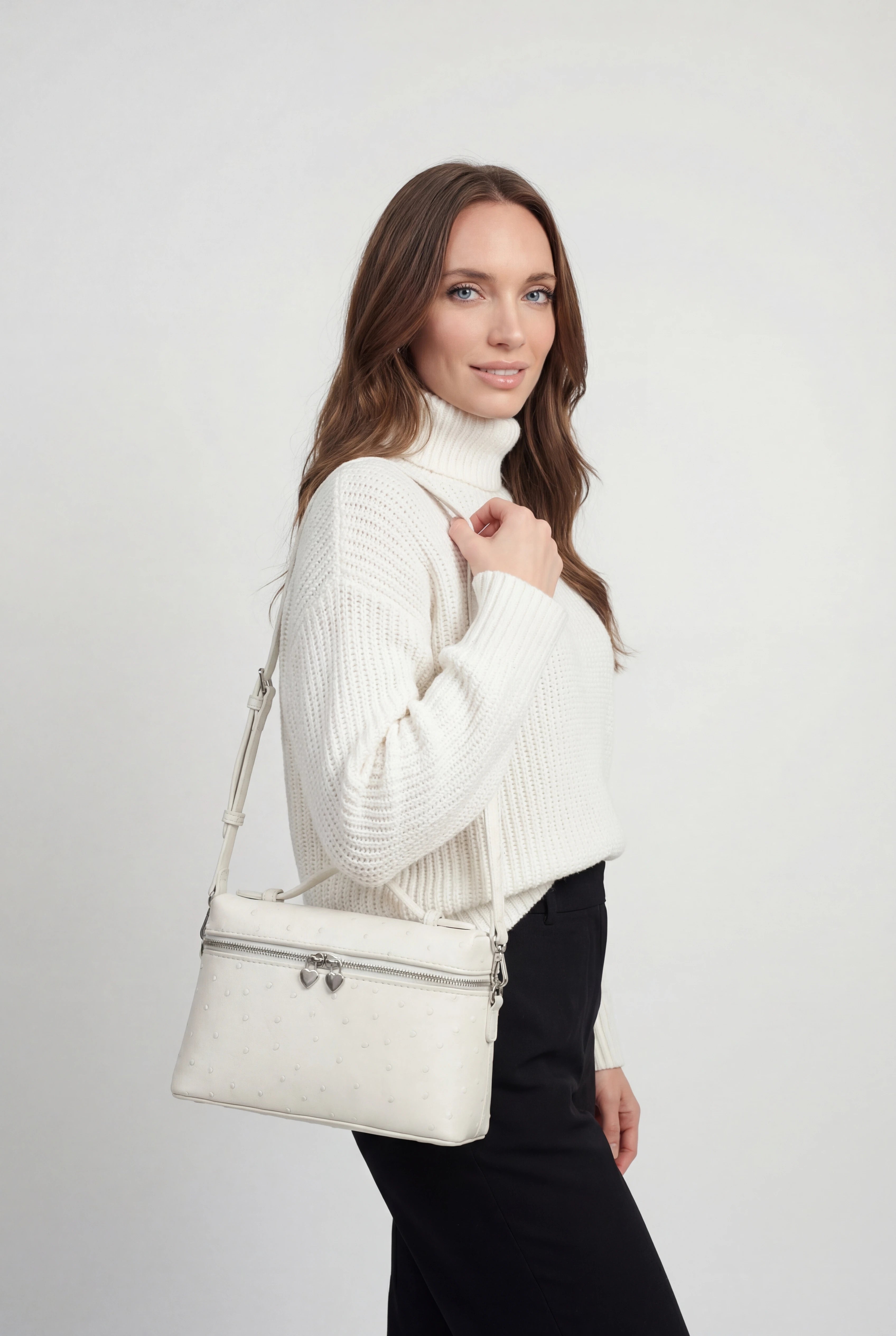 Handbags : Women's Leather Crossbody Bag - Small, Adjustable Strap, Everyday Carry in van Vanda Liamo