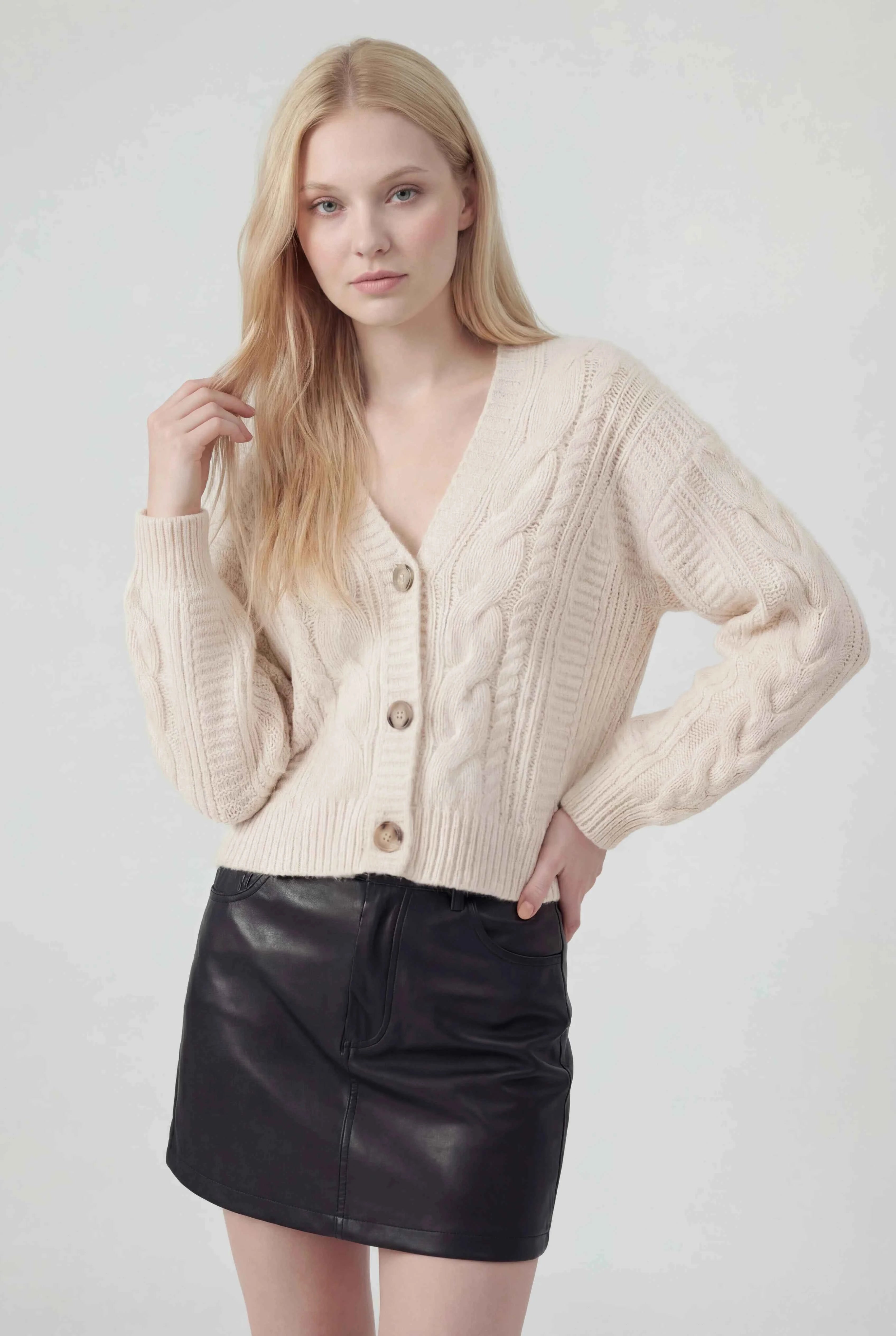 Cardigan : Women's White V-Neck Knit Cardigan Sweater - Lightweight & Soft in van Vanda Liamo
