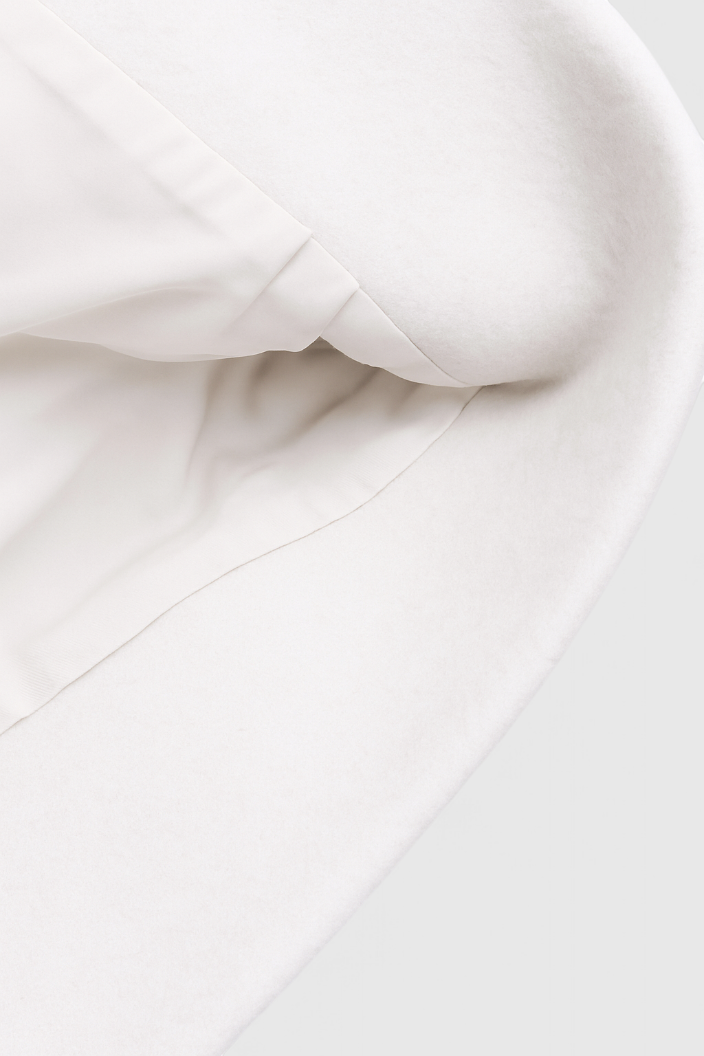 Jacket : Women's White Soft Fleece Zip-Up Jacket - Cozy & Lightweight in van Vanda Liamo