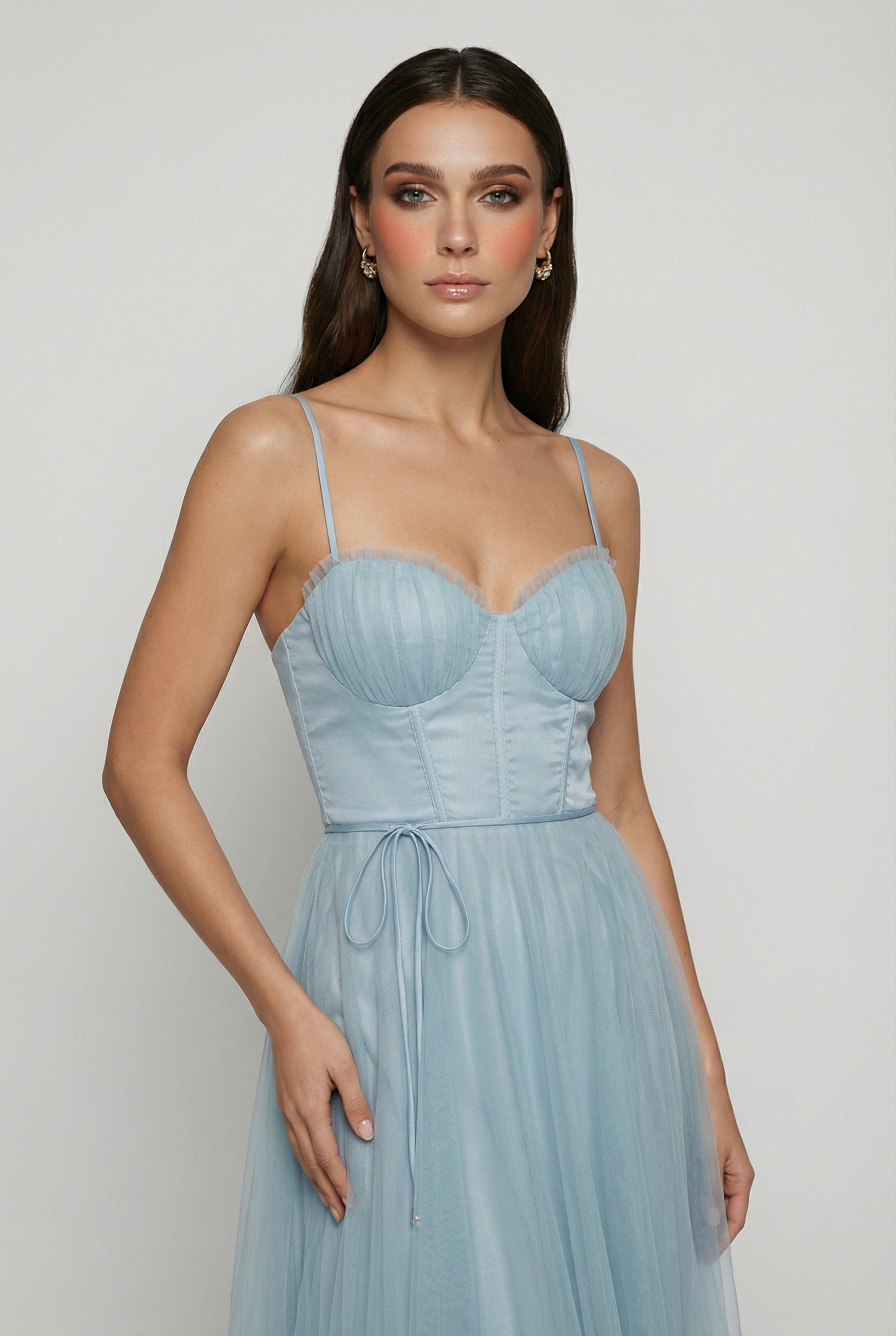 Dresses : Blue Satin Halter Cocktail Midi Dress for Women - Perfect for Parties & Special Occasions in van Vanda Liamo