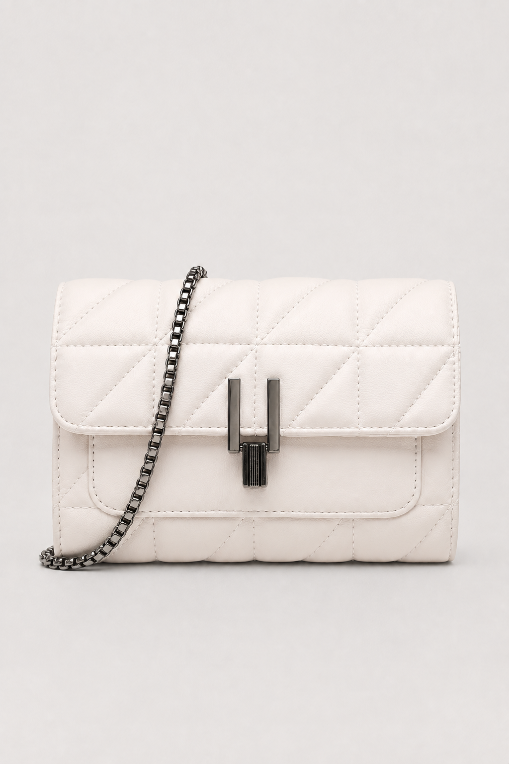 Elegant Quilted Handbag – Classic Silhouette with Lustrous Clasp