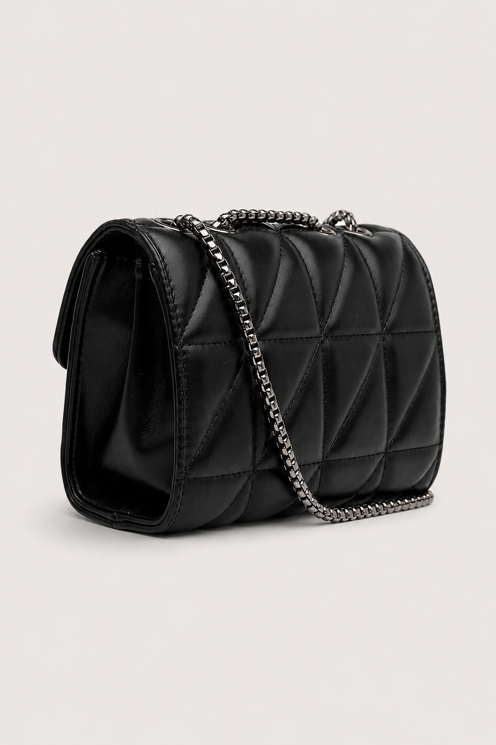 Elegant Quilted Handbag – Classic Silhouette with Lustrous Clasp