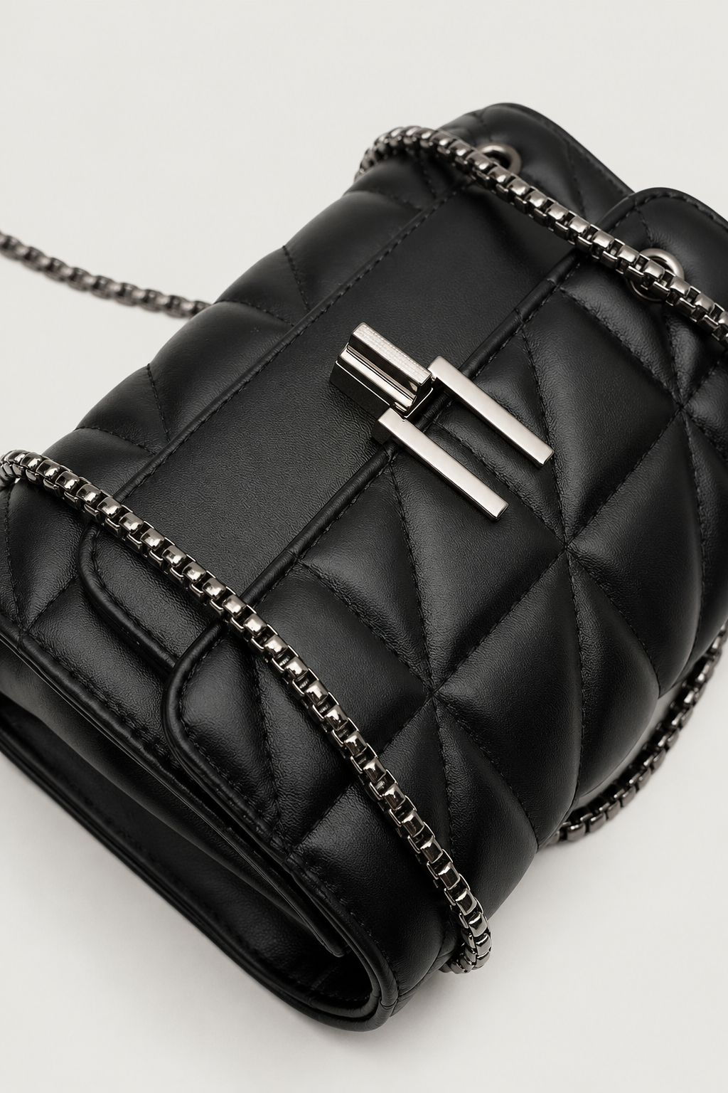 Elegant Quilted Handbag – Classic Silhouette with Lustrous Clasp