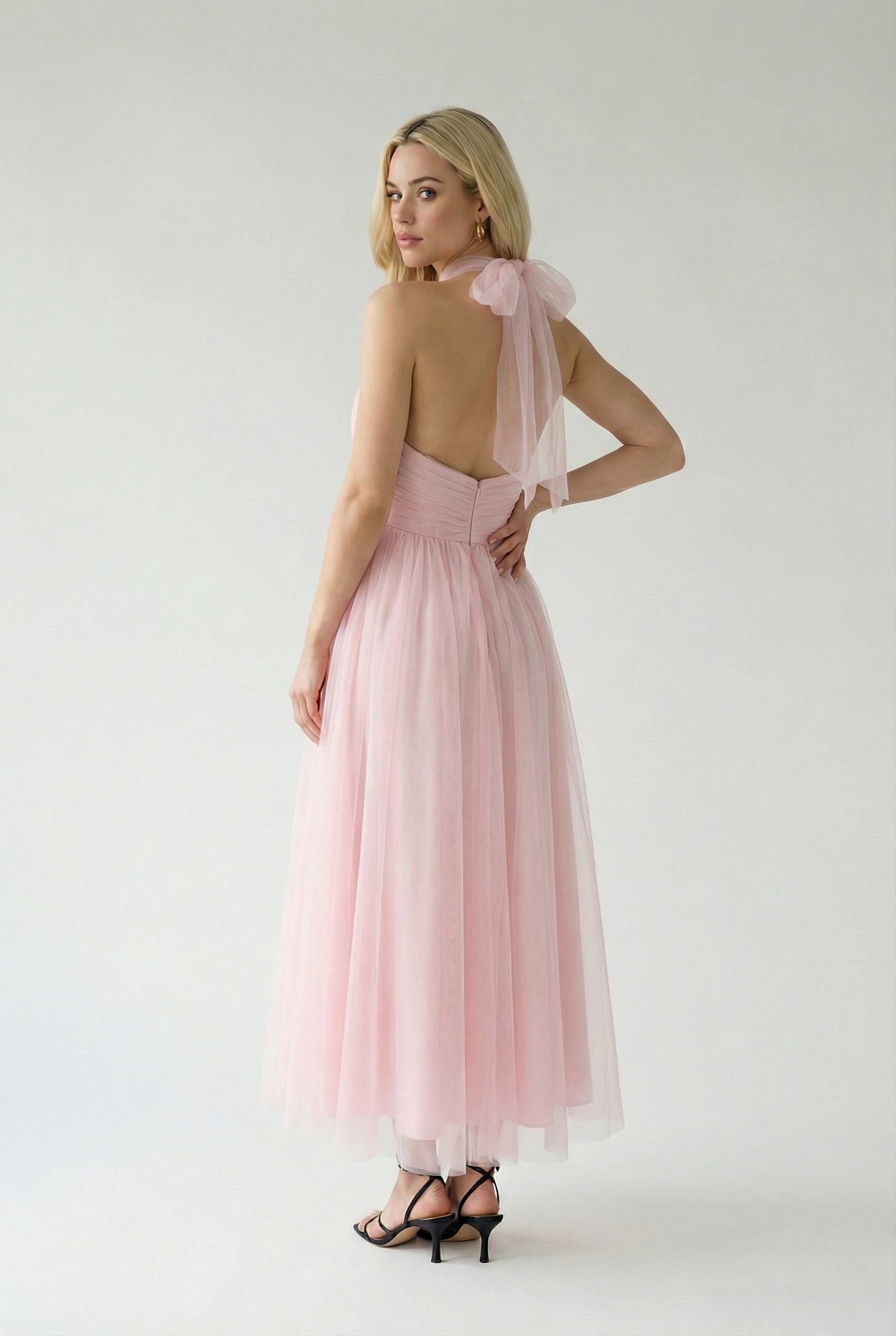 Dresses : Blush Pink Halter Midi Dress in van Vanda Liamo