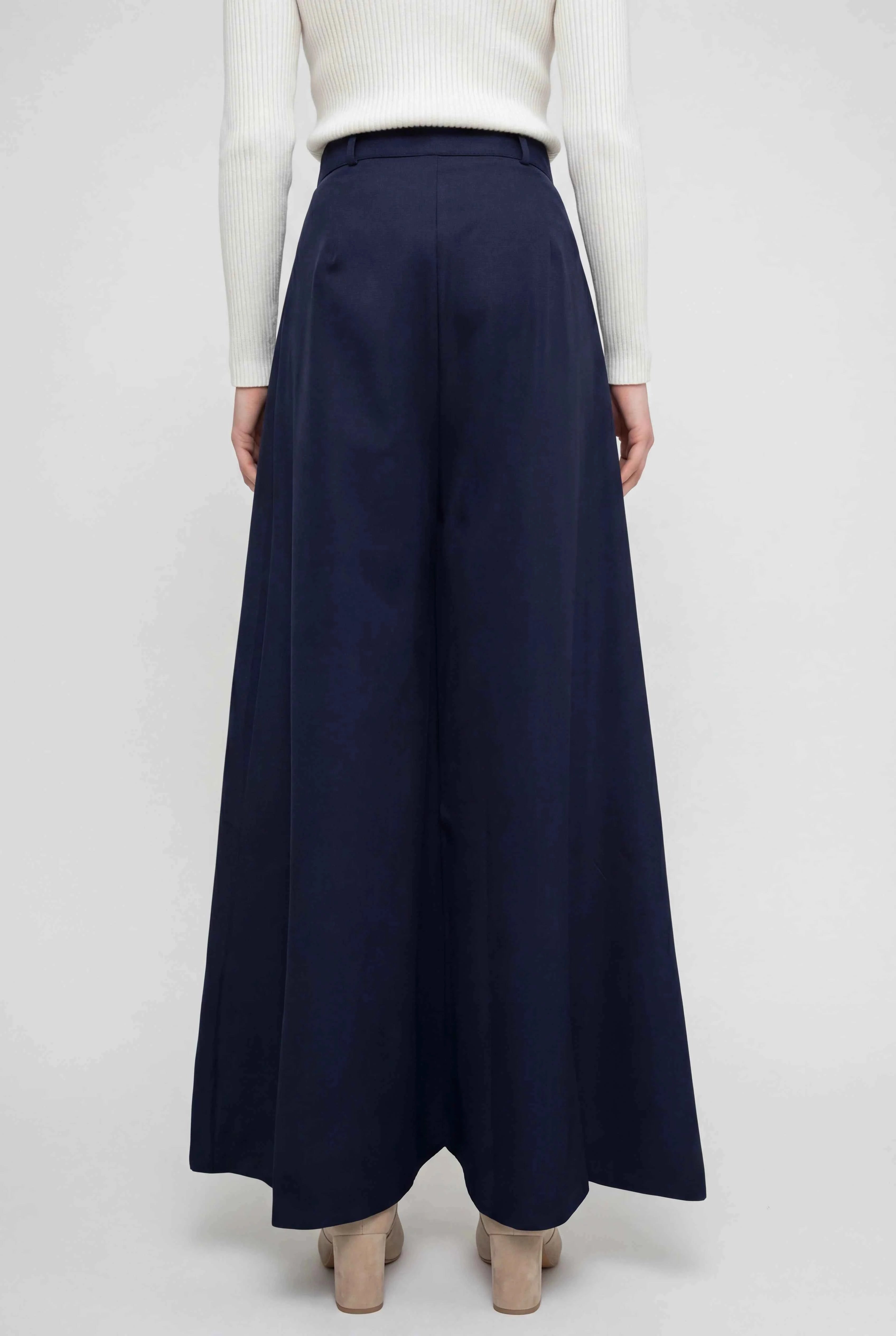 Pants : Women's High-Waisted Wide-Leg Navy Pants - Comfortable & Stylish in van Vanda Liamo