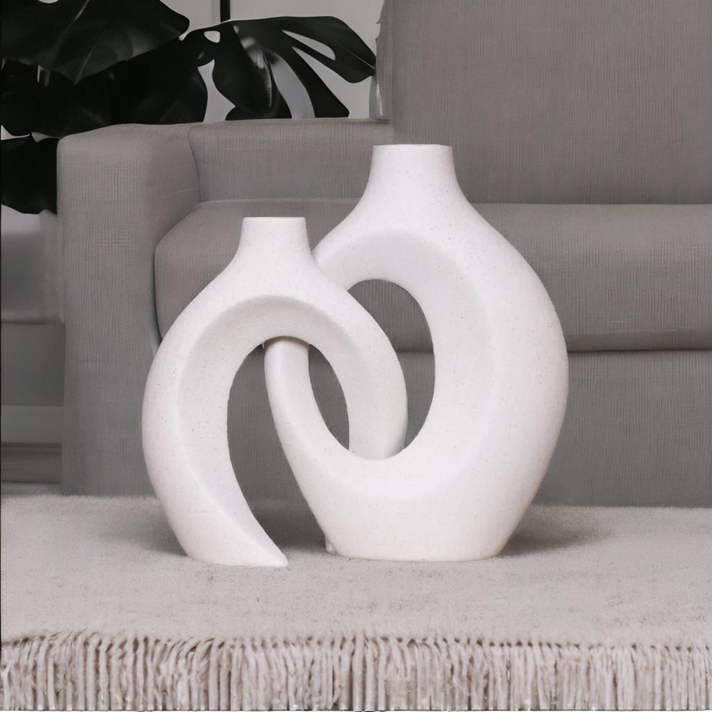 house & garden : Intertwined Ceramic Floral Vase in van Vandaliamo
