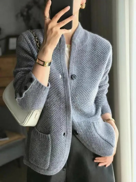 Cardigan : Women's Soft Cashmere-Style Button Cardigan in Grey van Vandaliamo