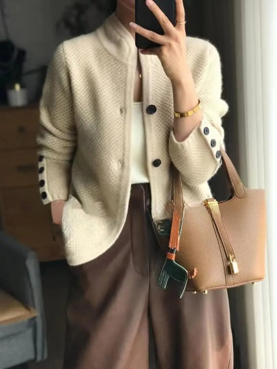 Cardigan : Women's Soft Cashmere-Style Button Cardigan in Beige van Vandaliamo