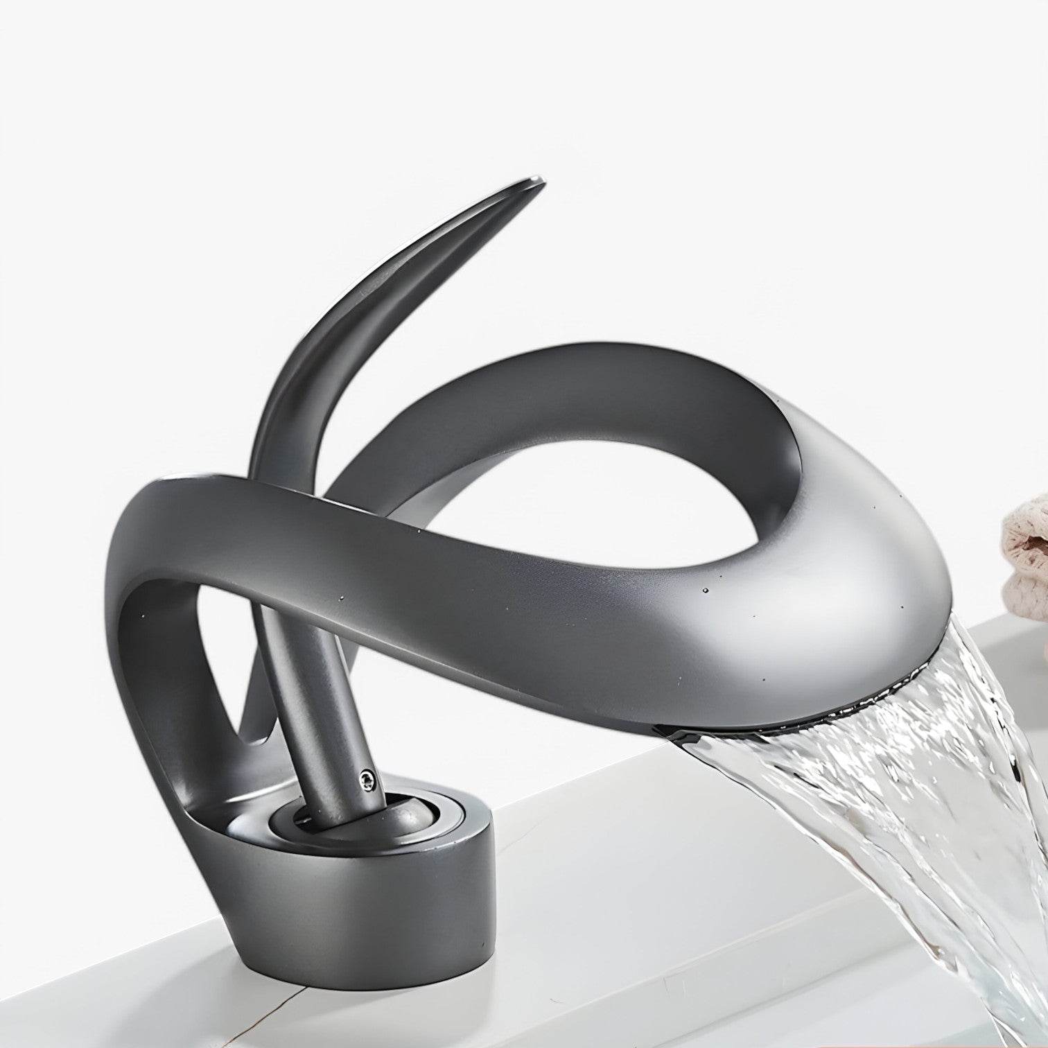 Tammy | Vandfaldsarmatur - Stilfuldt, holdbart og blødt vandflow - Grå - house & garden - {{ product_tags }