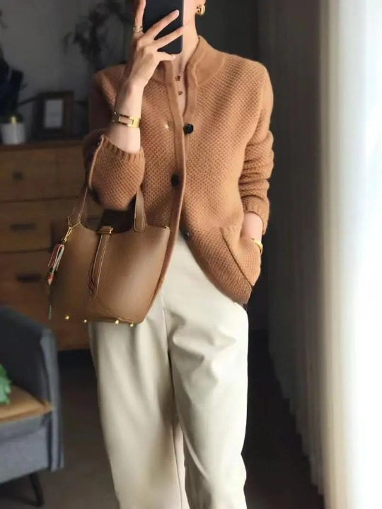 Cardigan : Women's Soft Cashmere-Style Button Cardigan in Brown van Vandaliamo