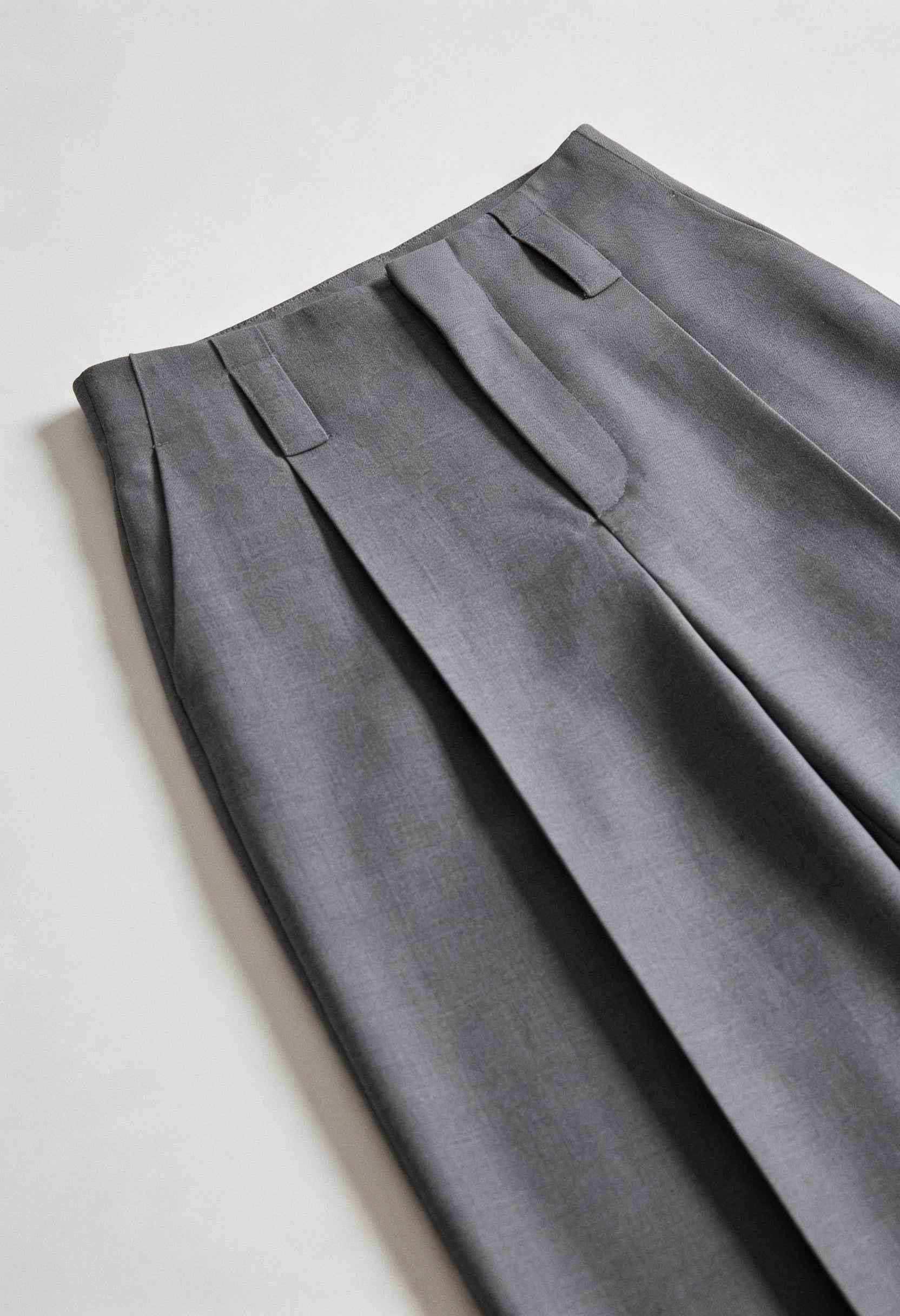 Pants : Women's High-Waisted Gray Pleated Pants in van Vanda Liamo