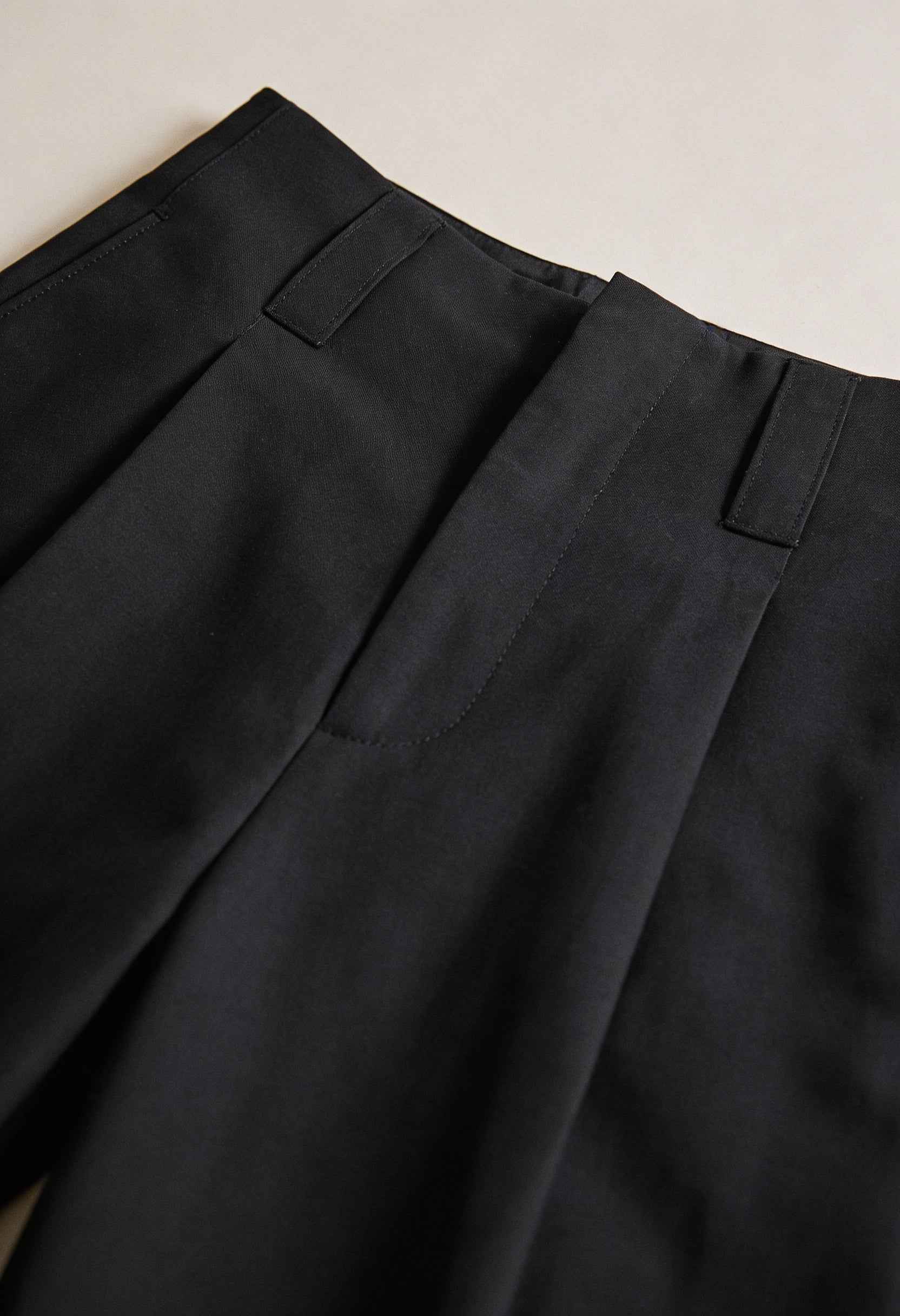 Pants : Women's High-Waisted Black Pleated Pants in van Vanda Liamo