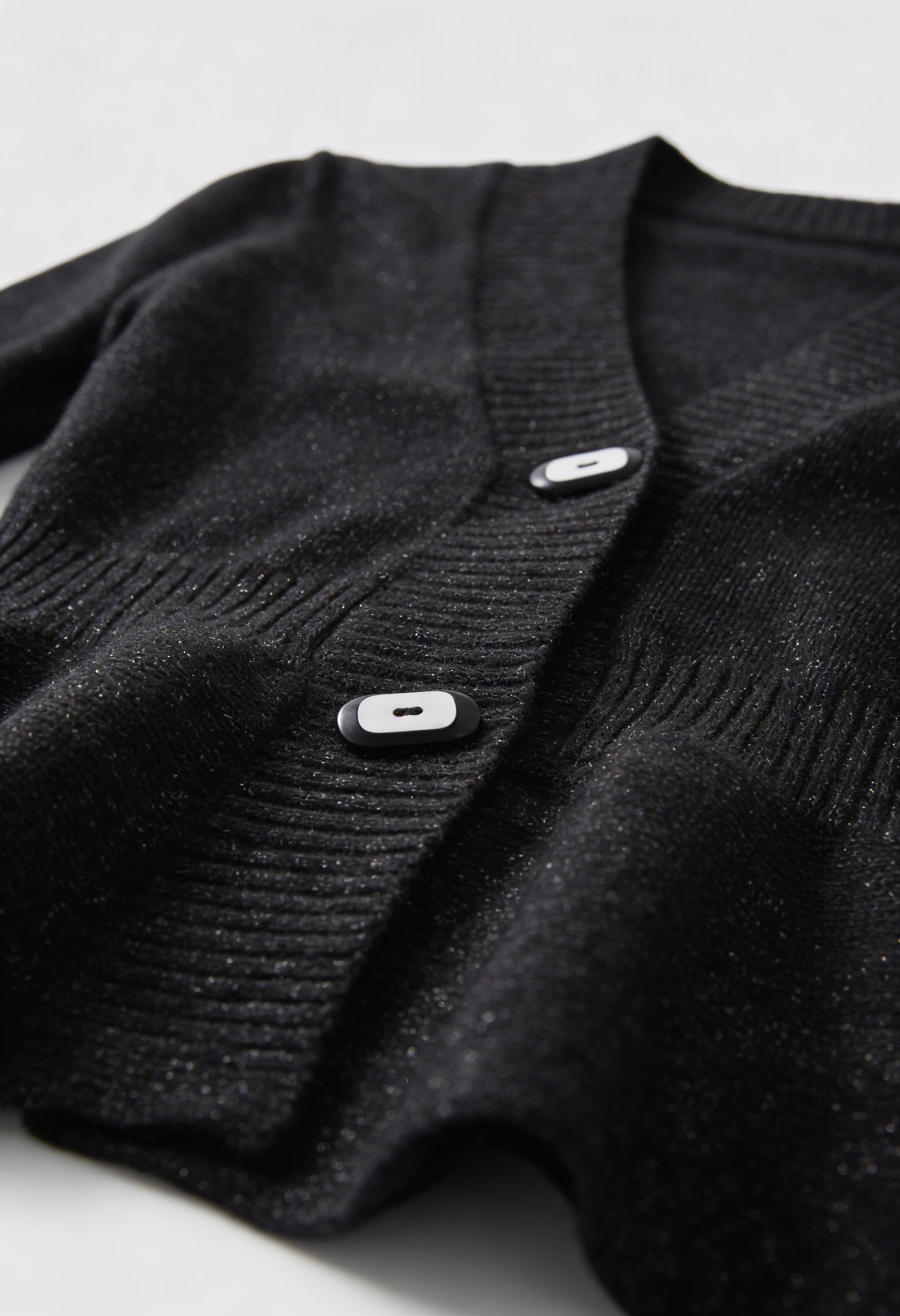 Cardigan : Women's Black Slim-Fit V-Neck Knit Cardigan Sweater in van Vanda Liamo