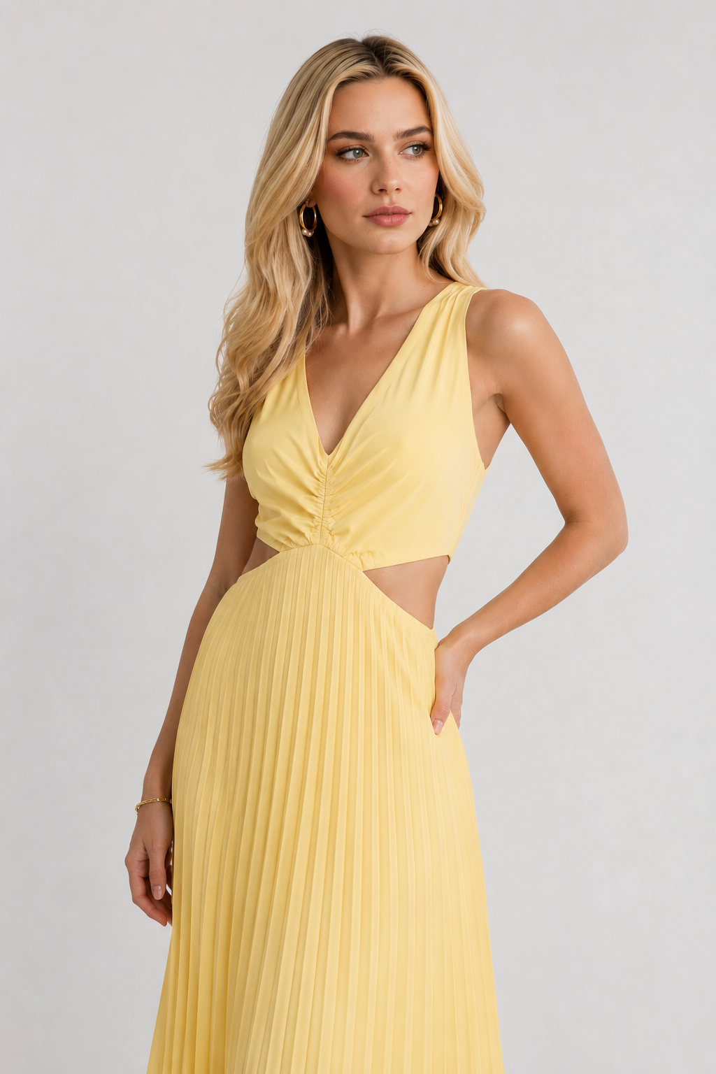 Maxi Dresses : Women’s Sunlit Pleated Dress – Flowing Elegance for Warm Days in van Vanda Liamo