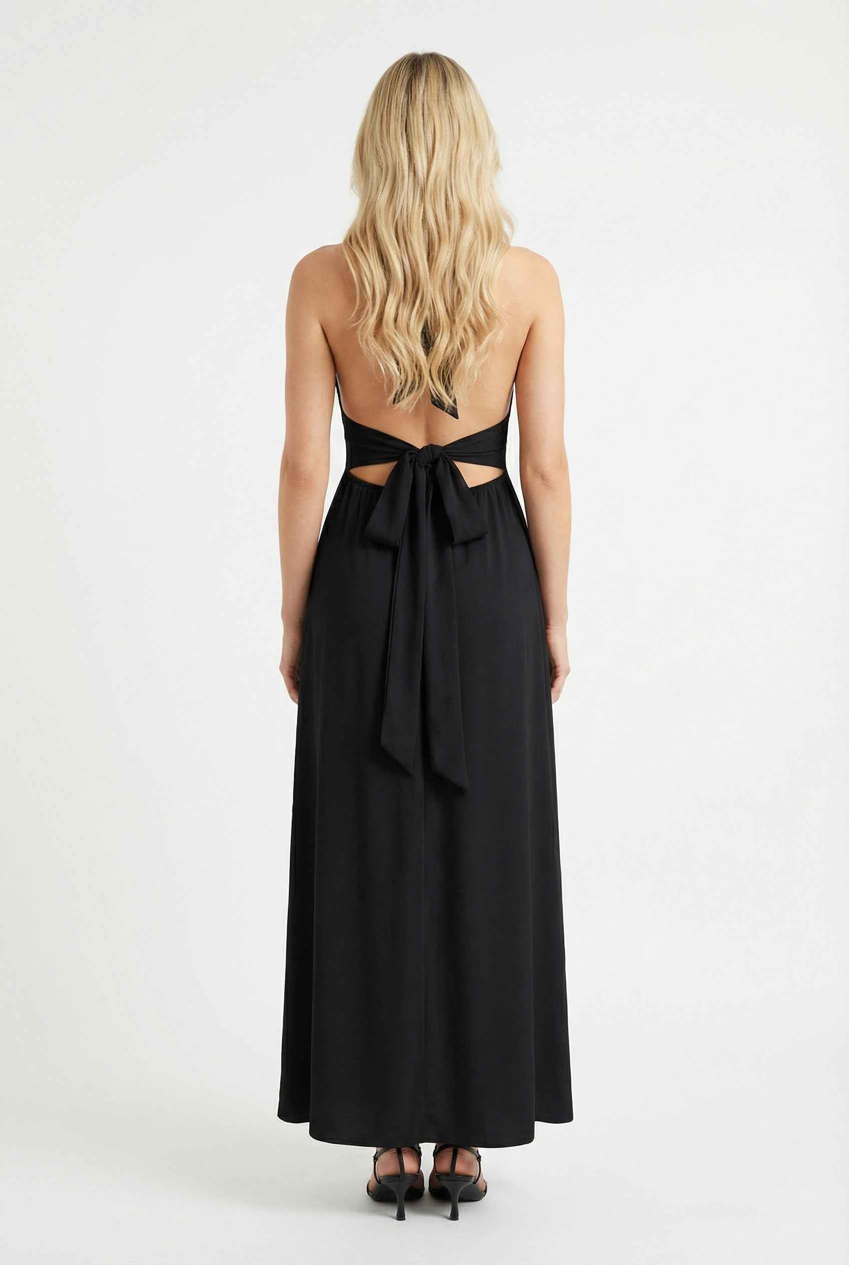 Maxi Dresses : Women's Black Halter Neck Maxi Dress - Elegant & Flowy Summer Evening Gown in van Vanda Liamo