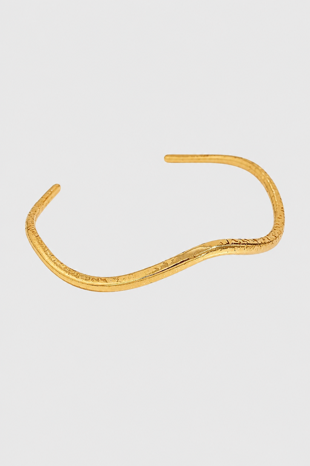 Women’s Gold Wave Bangle – Subtle Sparkle & Modern Style