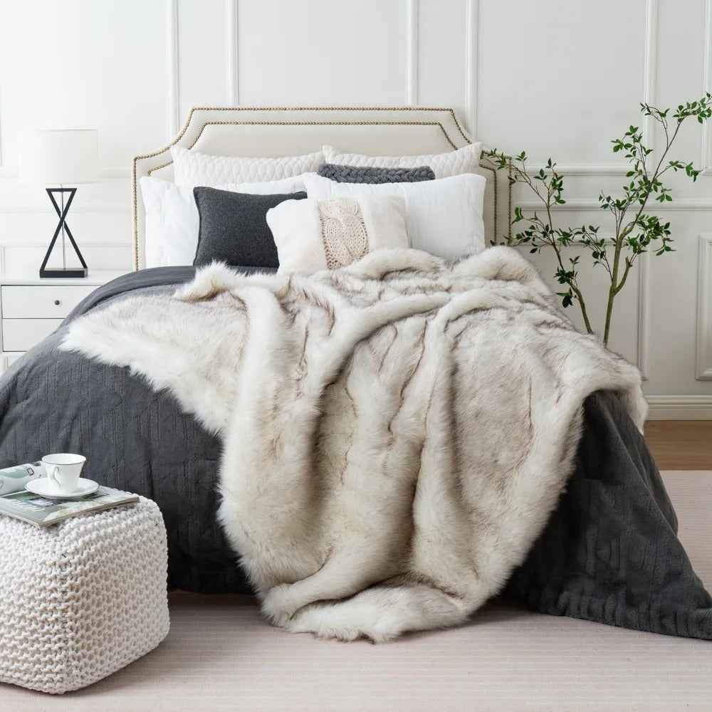 Throw Blankets : Soft Faux Fur Throw Blanket - Cozy Winter Comfort in White van Vanda Liamo